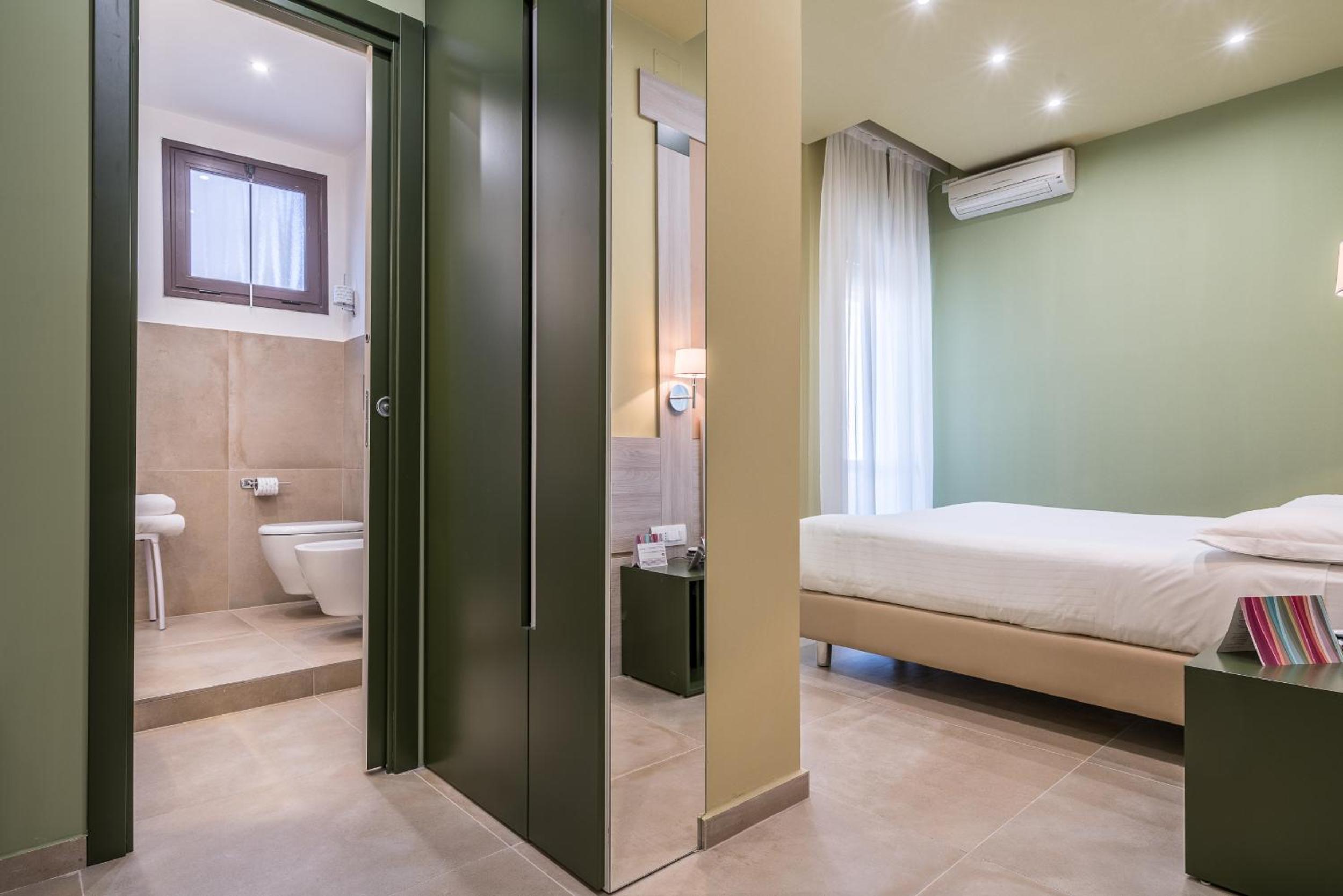 Deluxe Double Room - Photo 13
