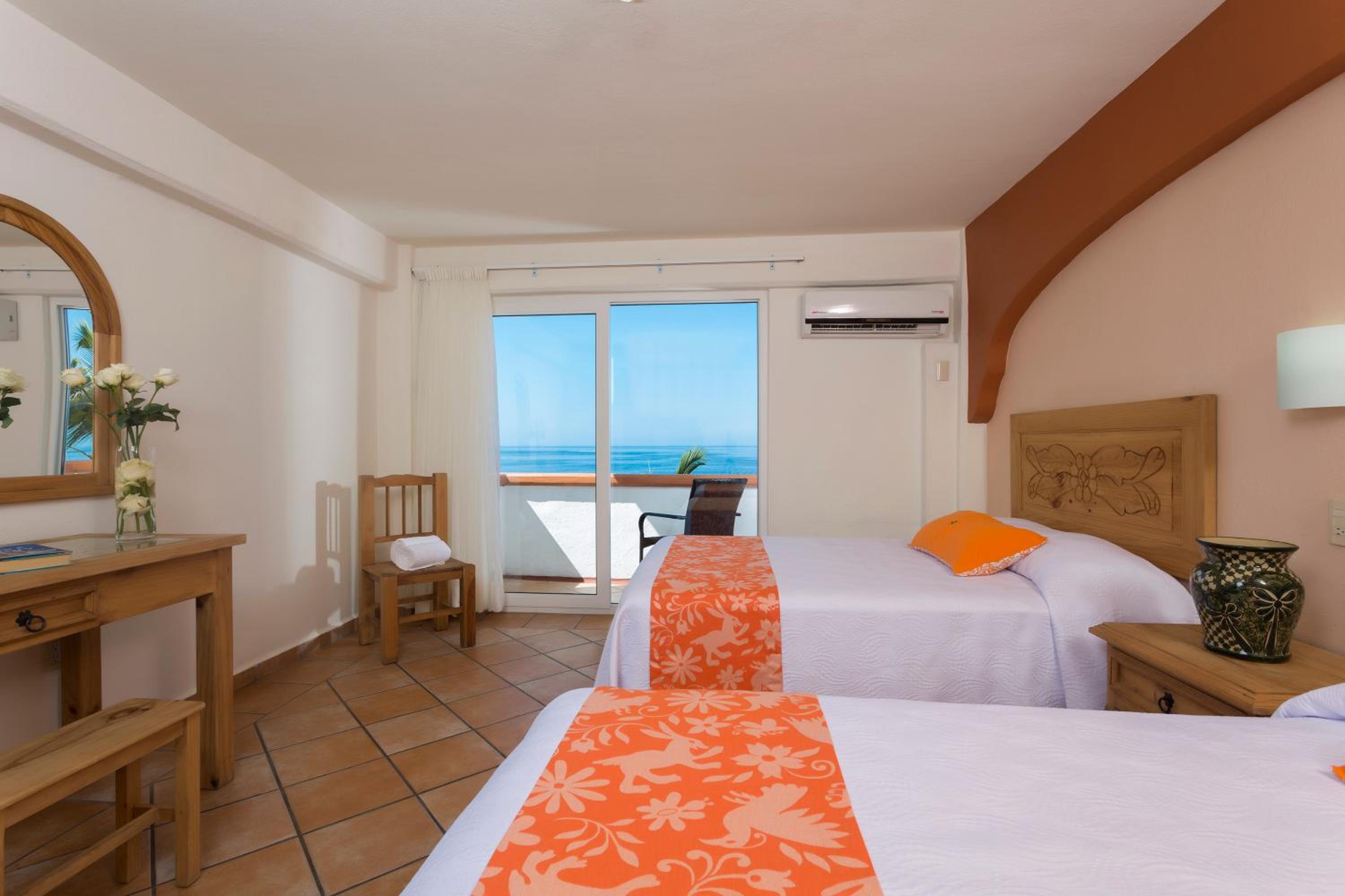Double Room with Two Double Beds and Ocean View - Photo 16
