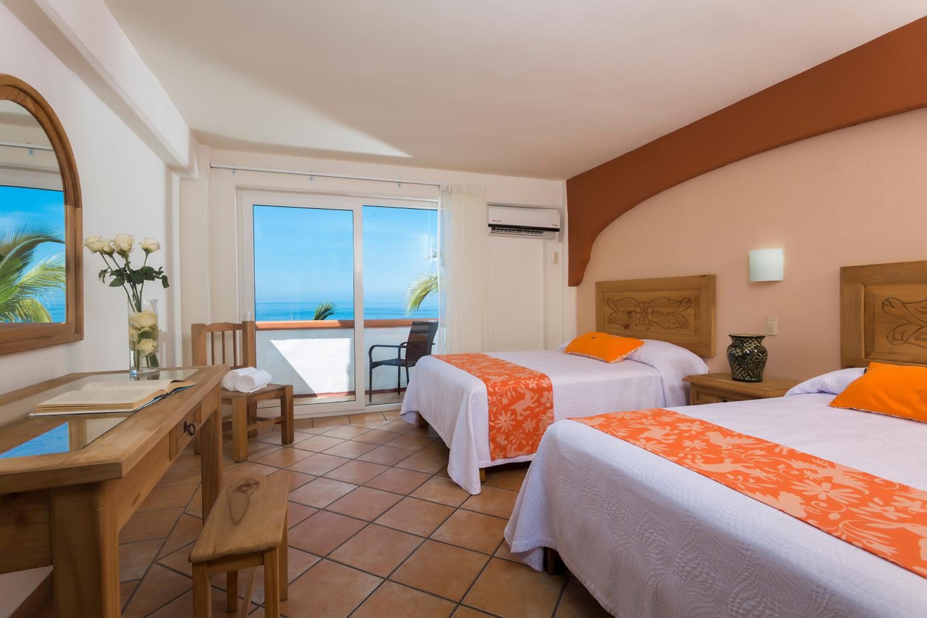 Double Room with Two Double Beds and Ocean View - Photo 15