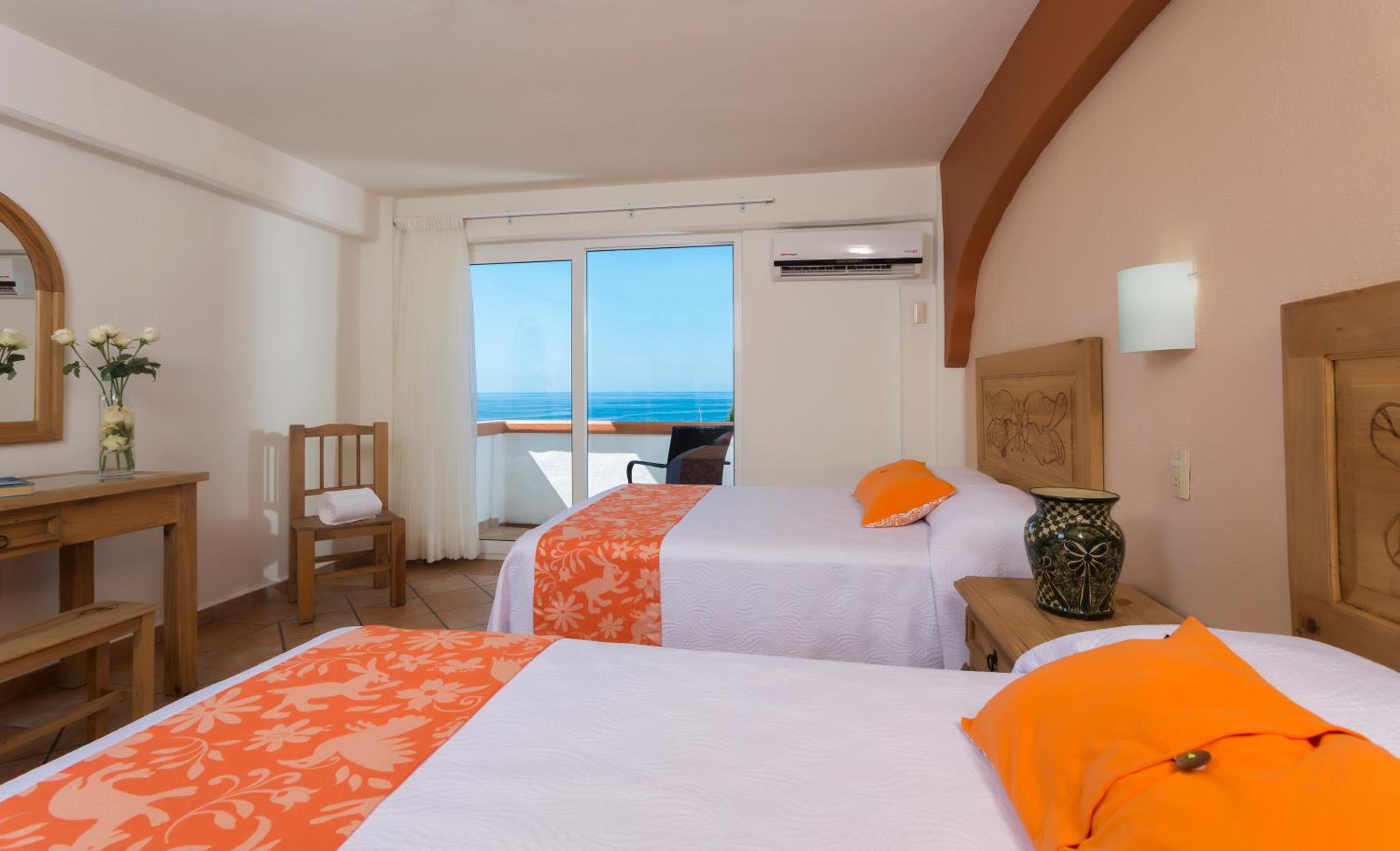 Double Room with Two Double Beds and Ocean View - Photo 14
