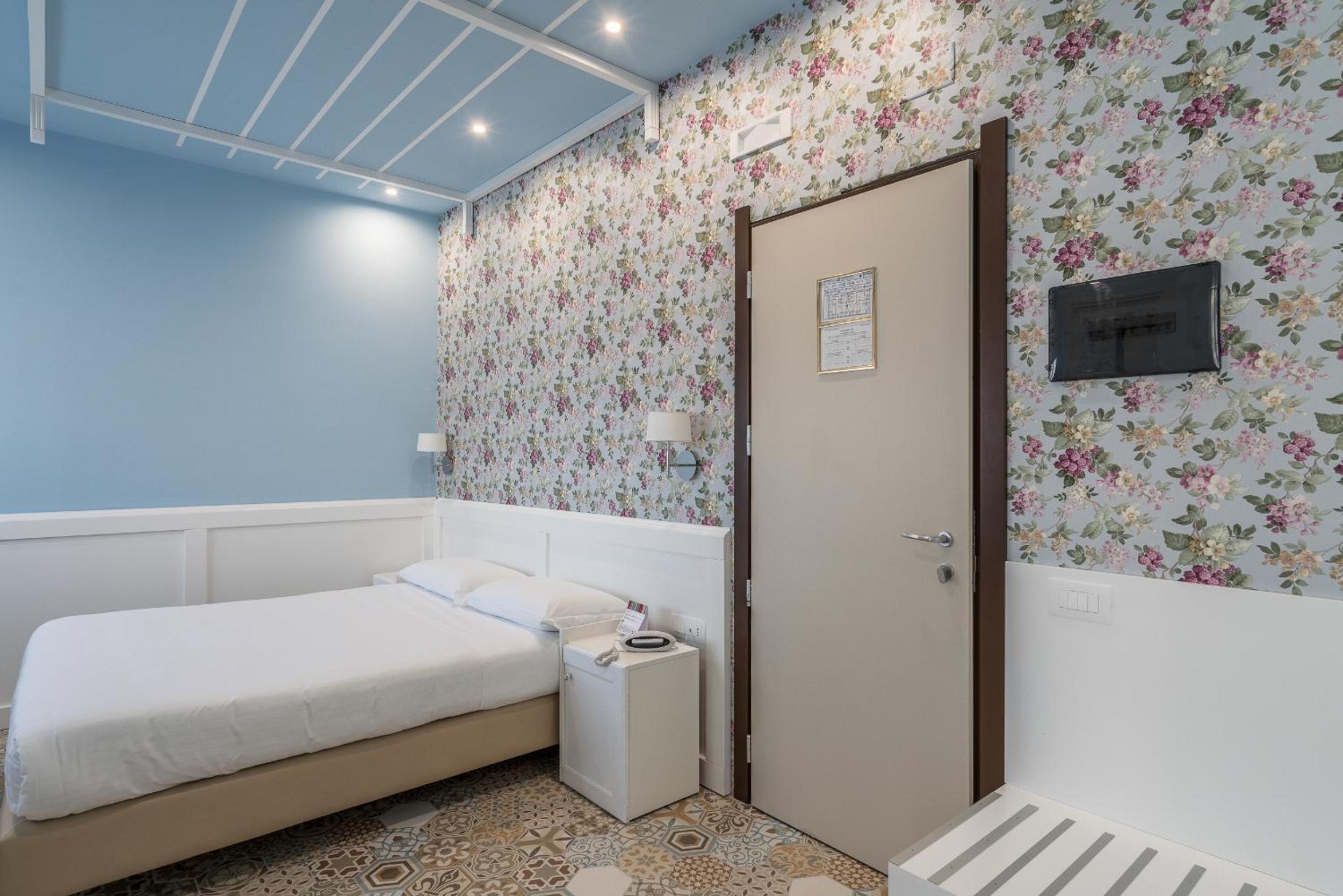Deluxe Double Room - Photo 17