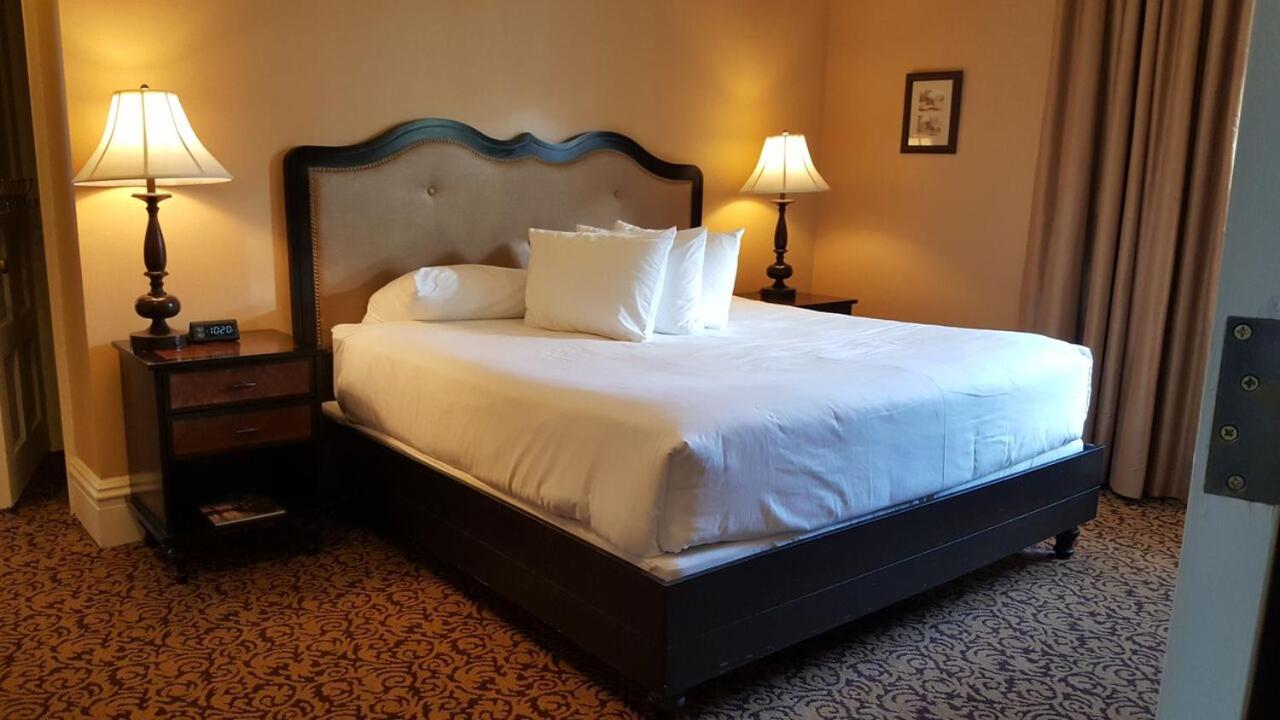 Presidential Suite King and Two Sofa Beds photo 3