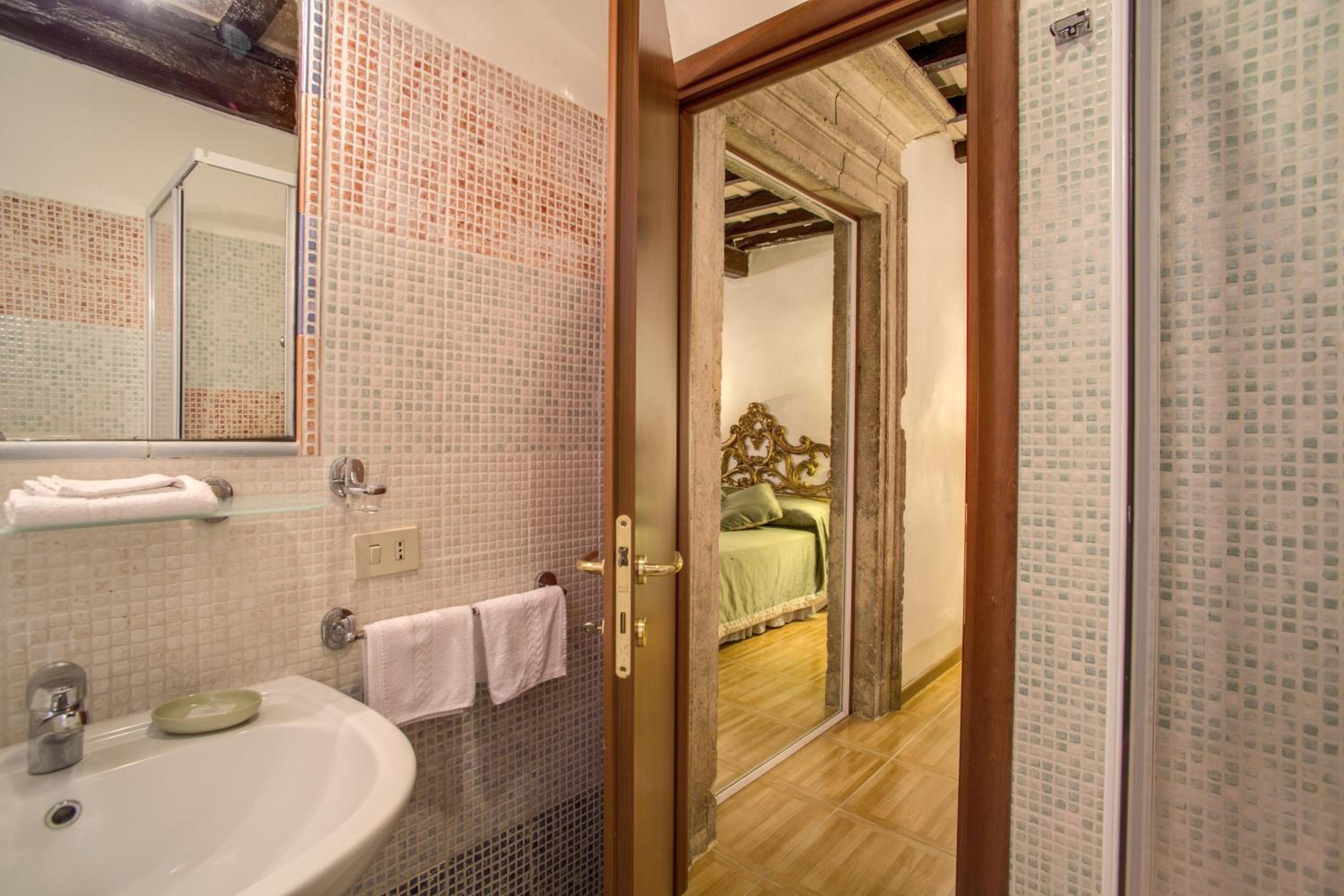 Queen Room with Two Queen Beds photo 3