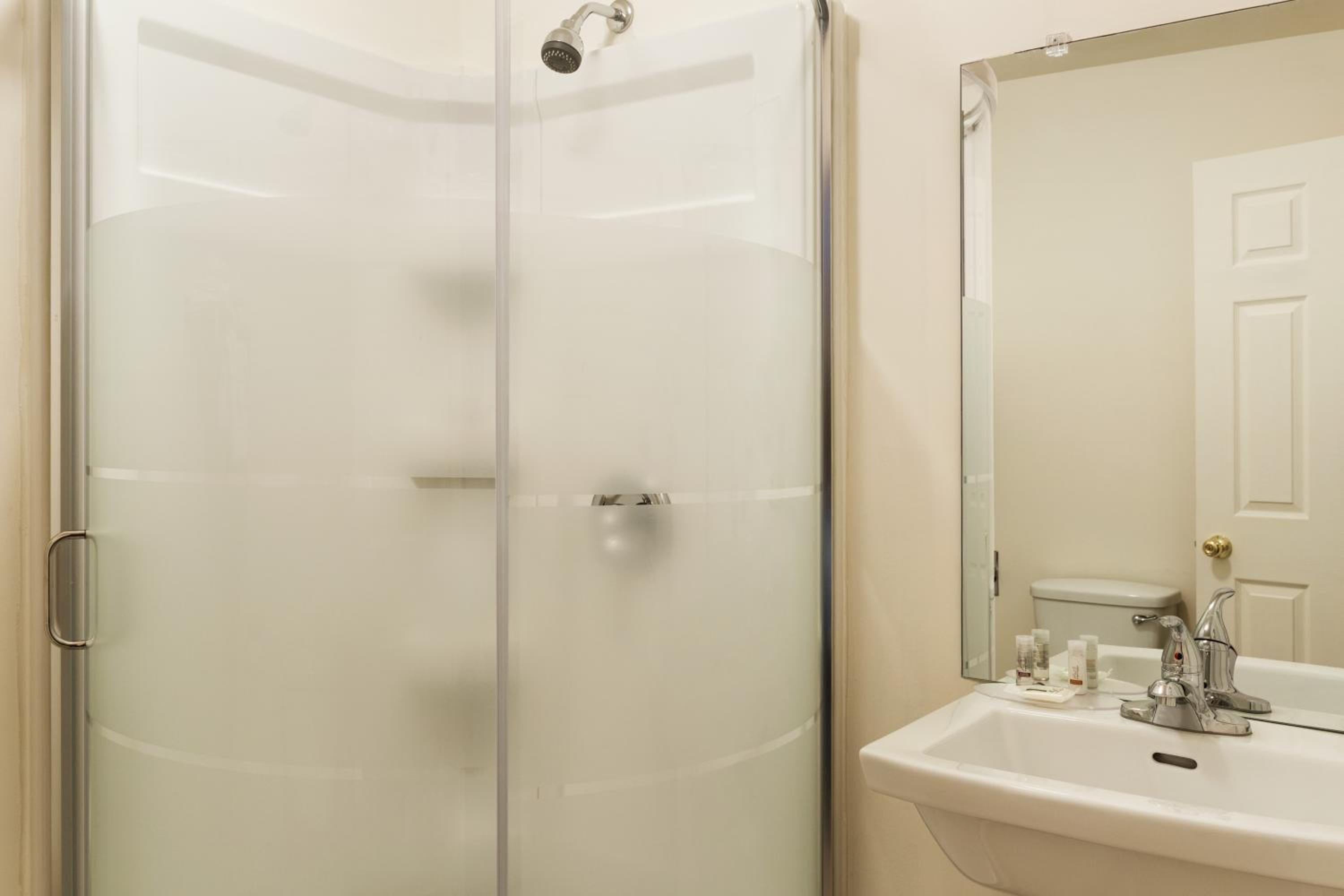 Deluxe King Suite - Photo 2