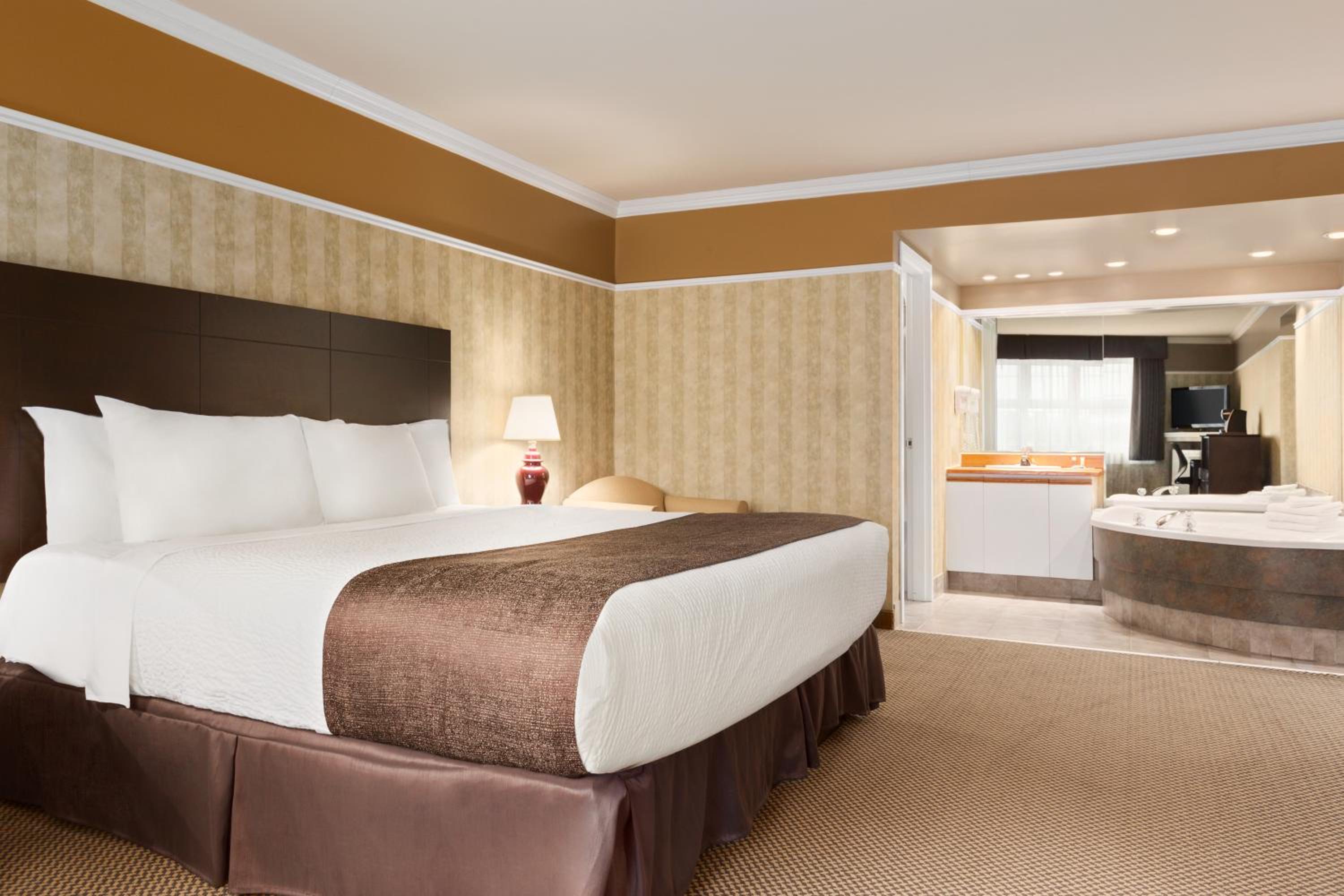 Deluxe King Suite - Photo 1