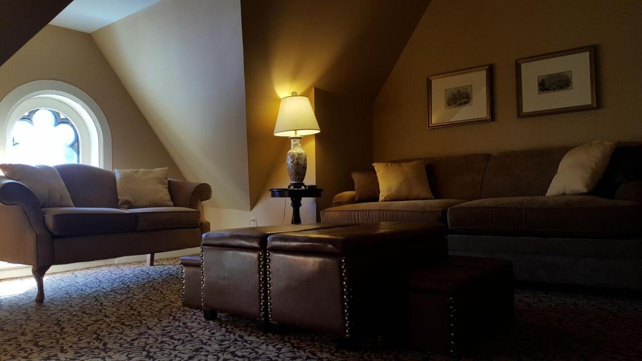 Premier Two Room Suite with King Bed - Sofa Bed - Photo 7