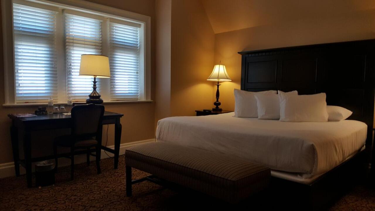 Premier Two Room Suite with King Bed - Sofa Bed - Photo 8