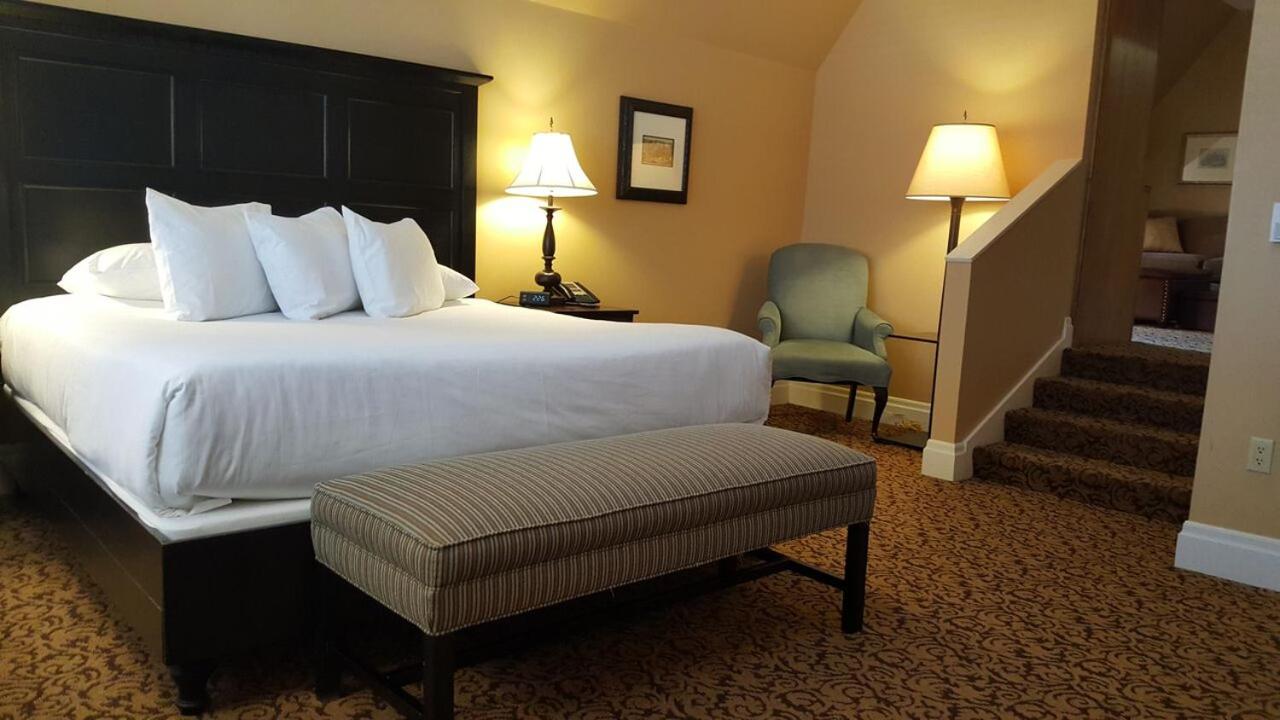 Premier Two Room Suite with King Bed - Sofa Bed - Photo 6