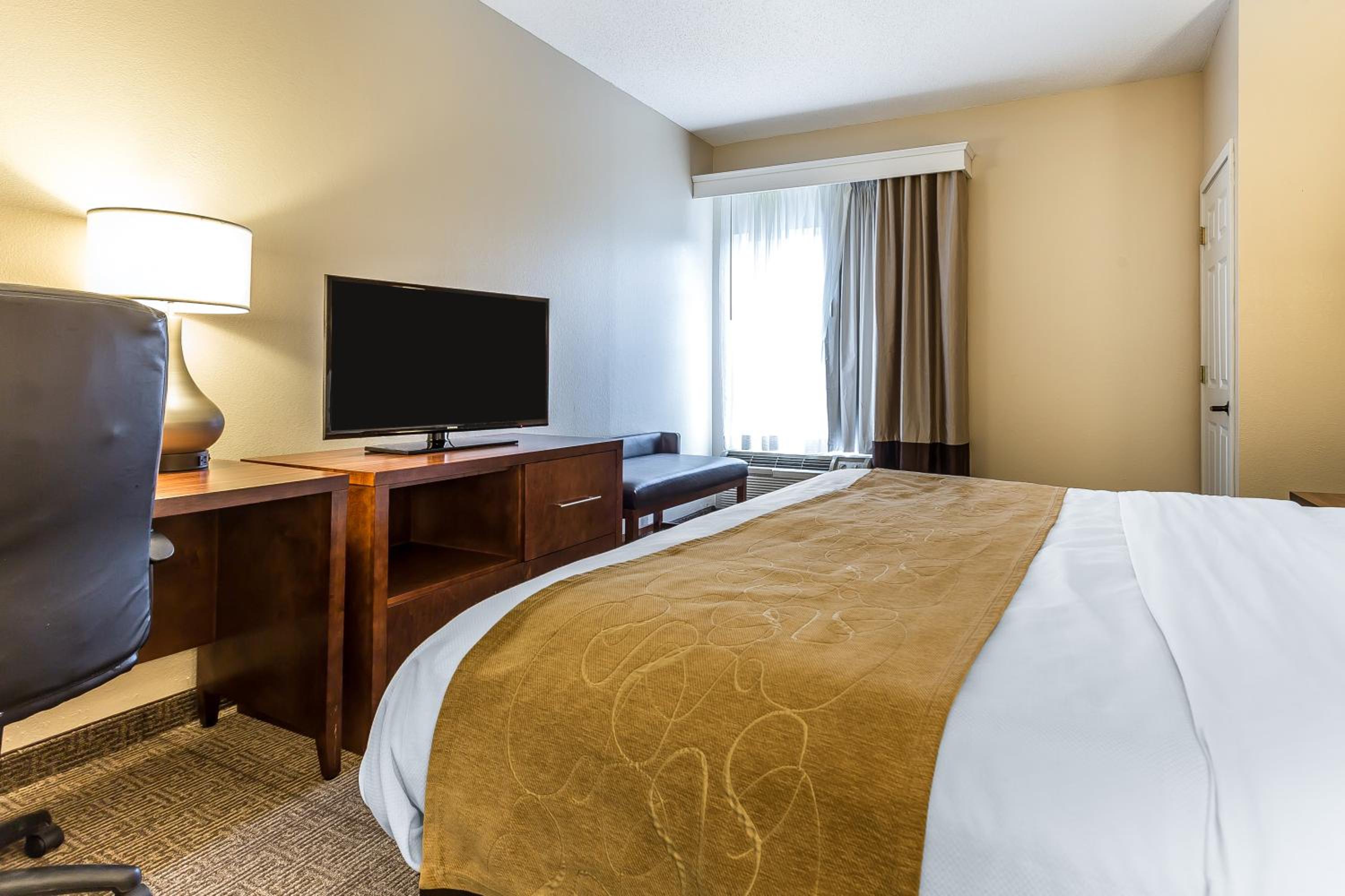 Standard King Room - Non-Smoking  - Photo 4