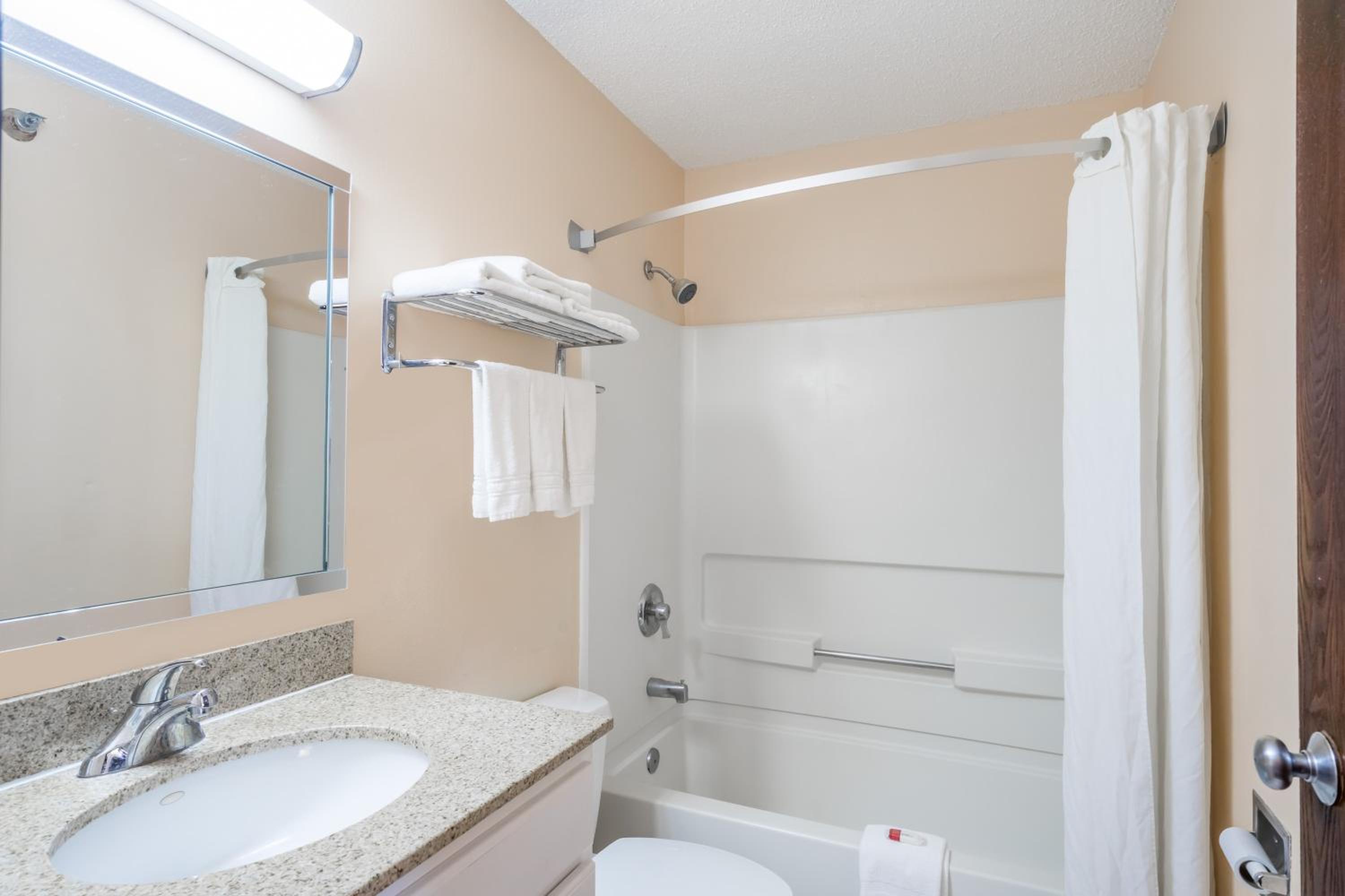 Queen Room - Non-Smoking - Photo 2