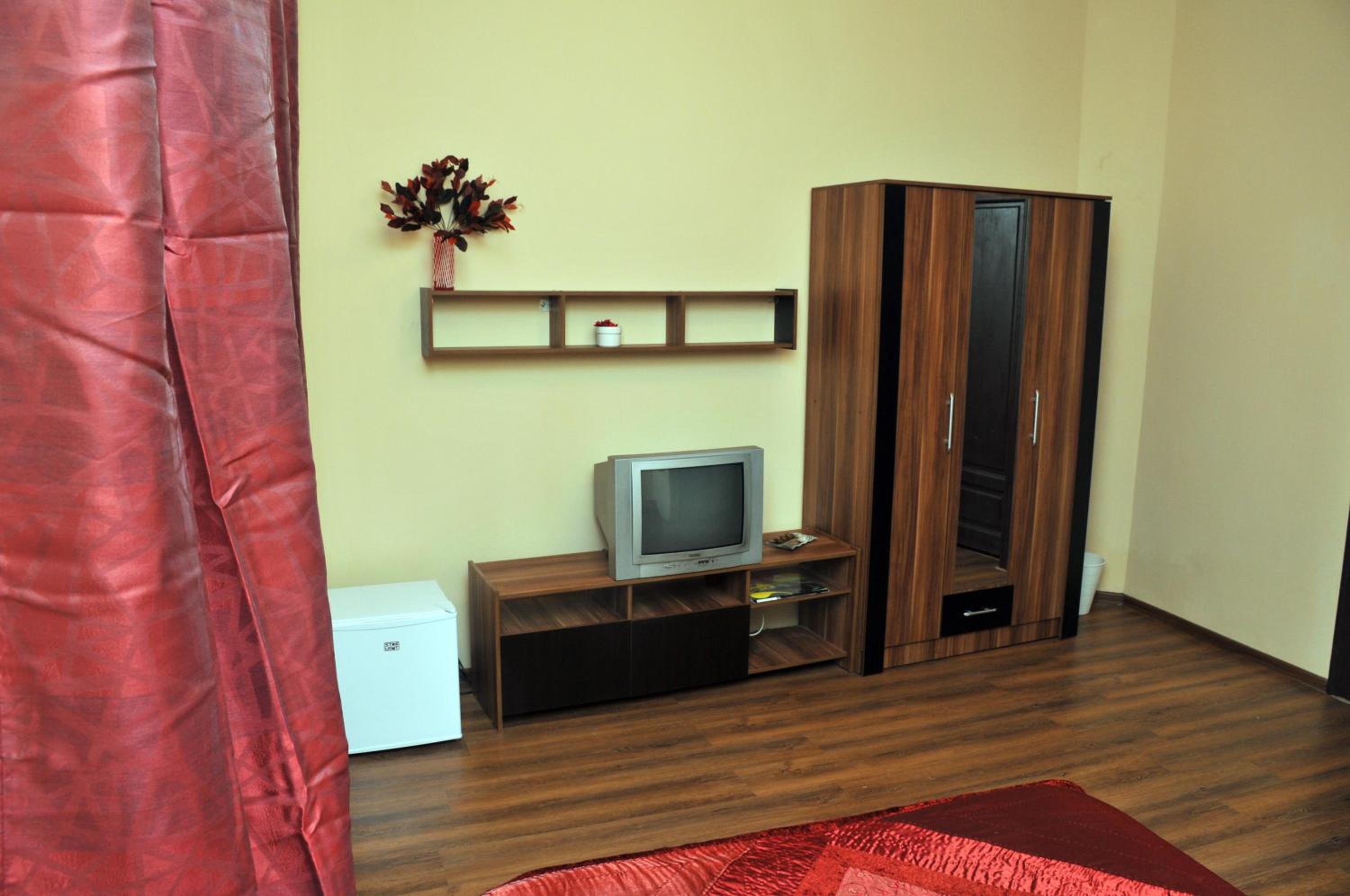Double Room with Private Bathroom - Photo 10