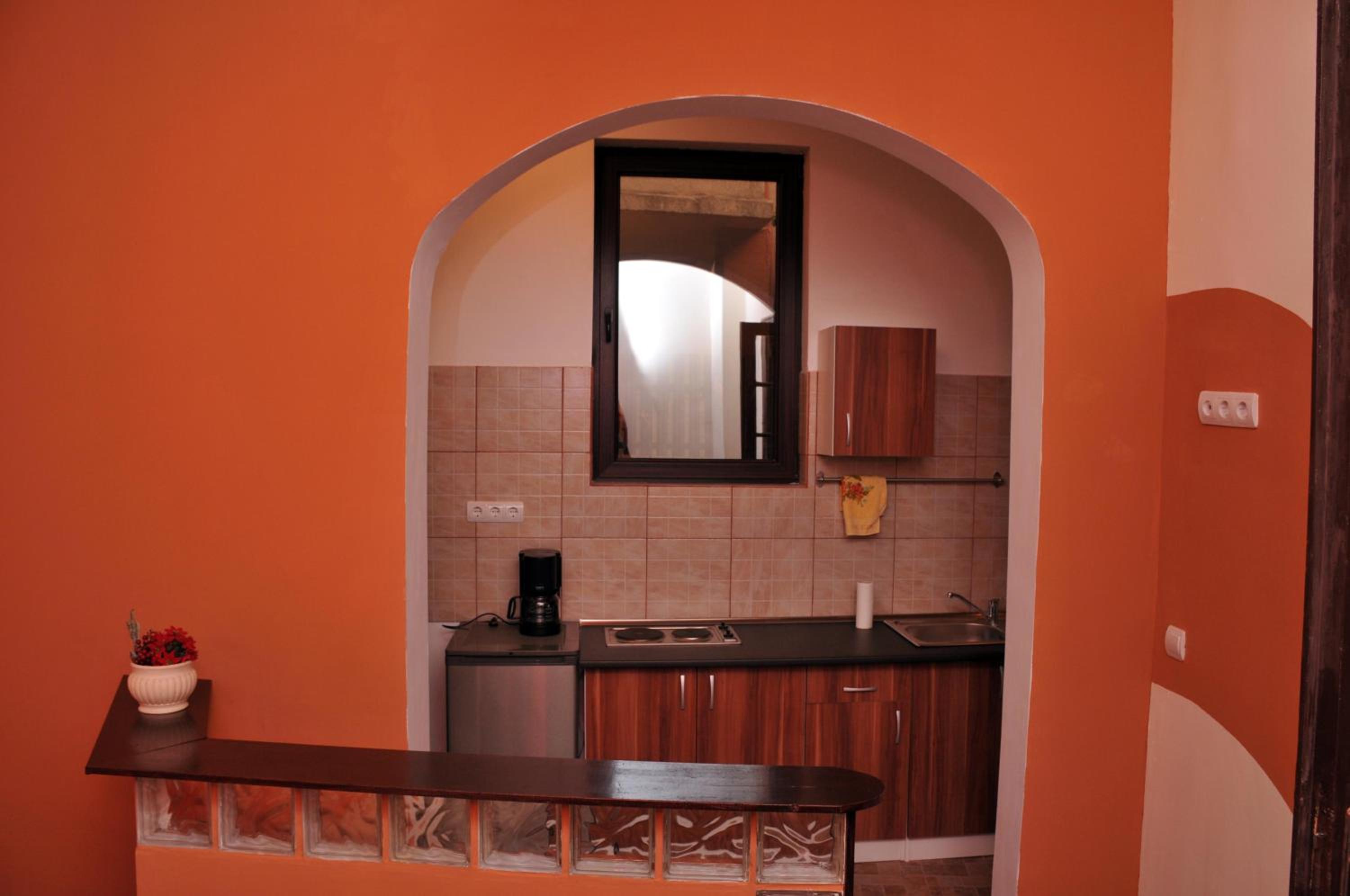 Two-Bedroom Apartment with Garden View and Private Kitchen/Bathroom - Photo 5