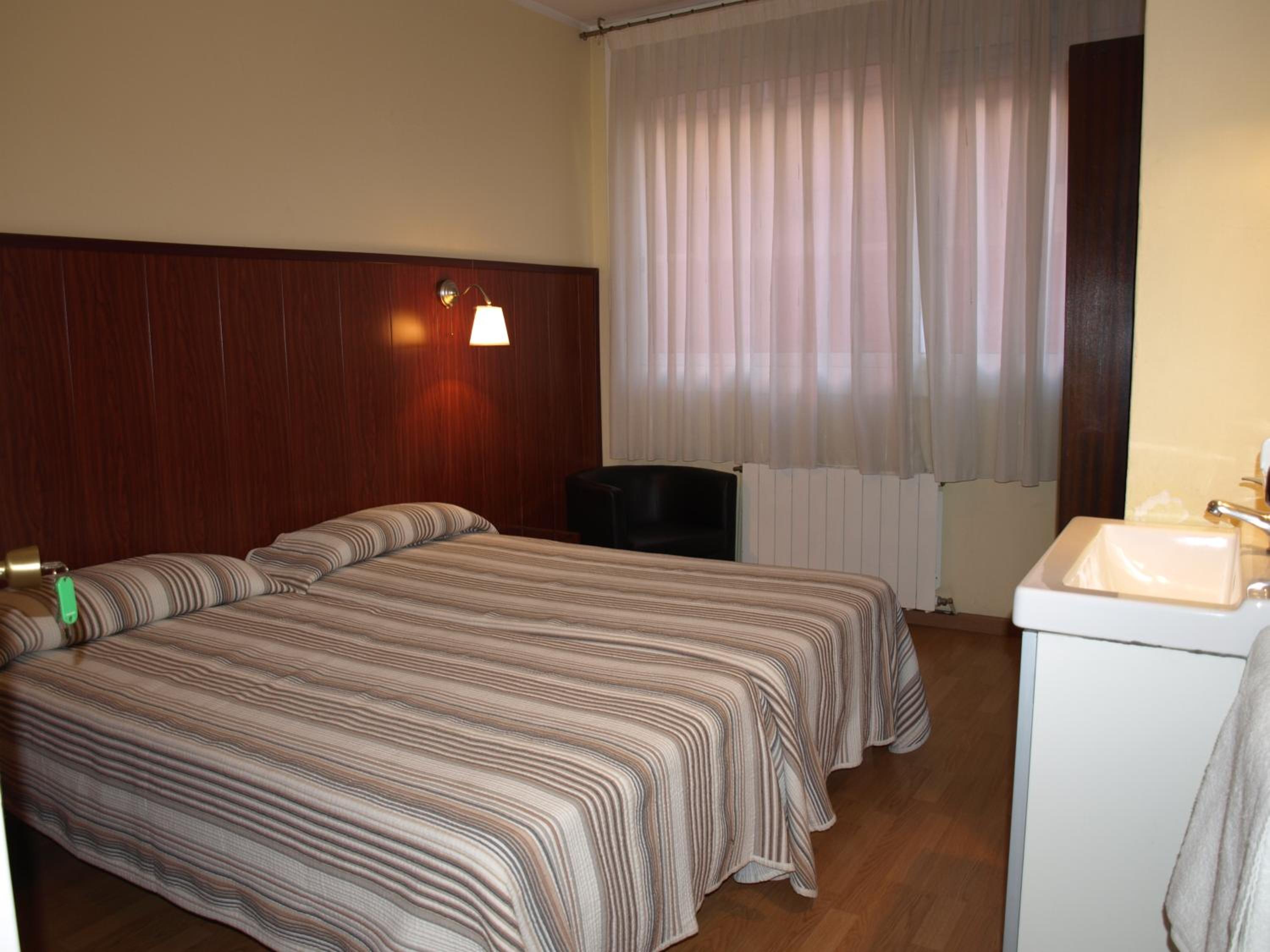 Twin Room with Shared Bathroom photo 3