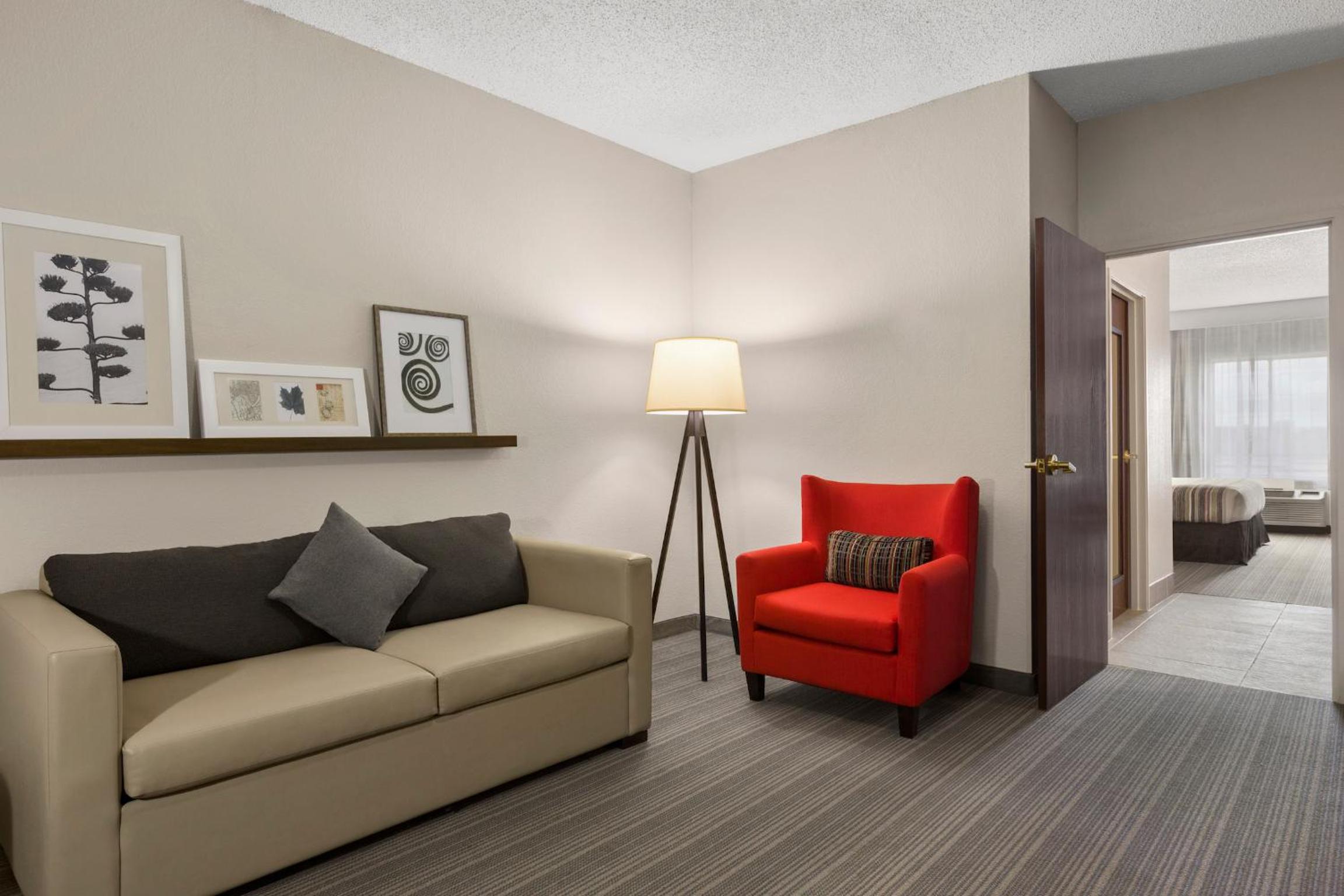One-Bedroom Queen Suite - Non-Smoking - Photo 4