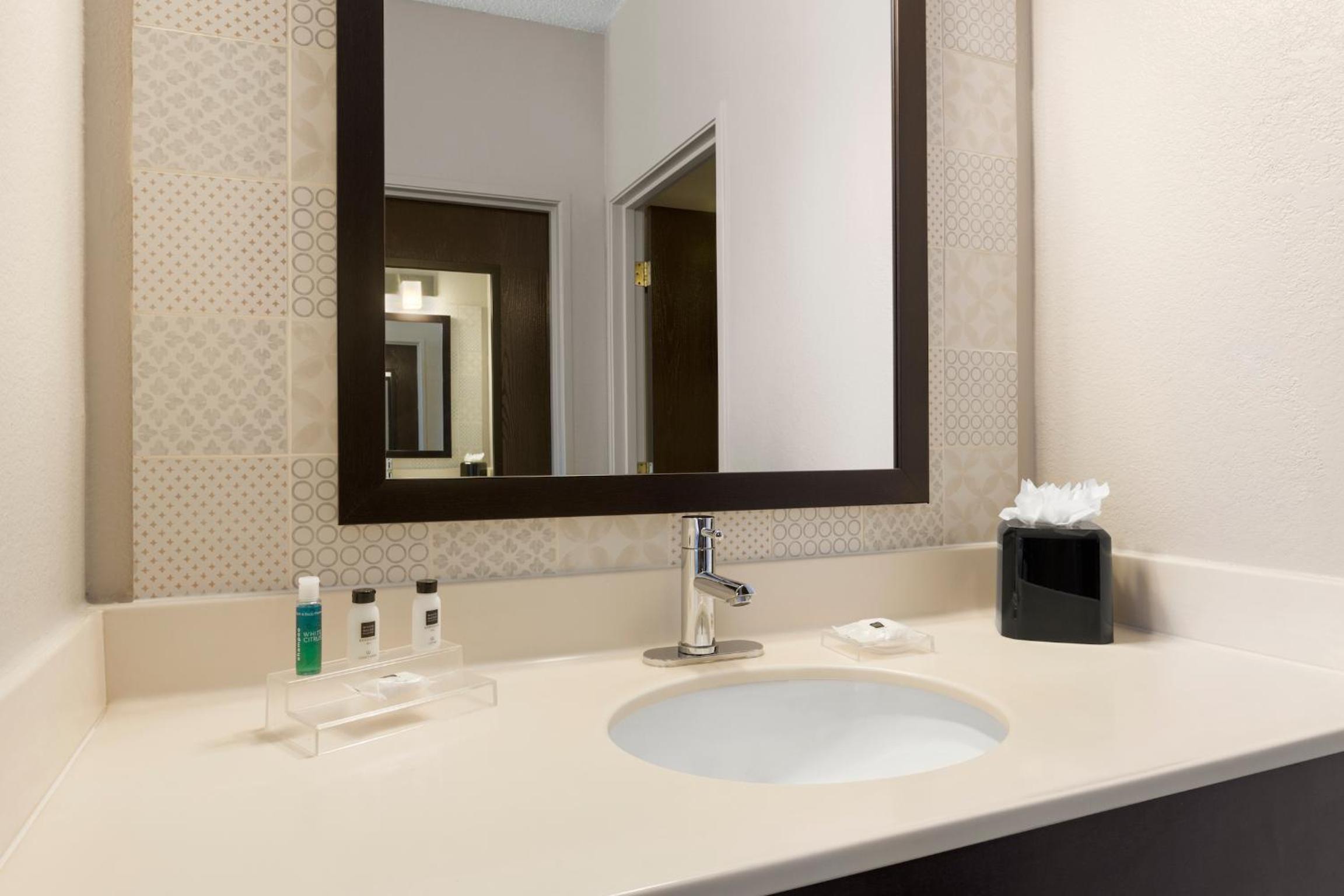 One-Bedroom Queen Suite - Non-Smoking - Photo 2