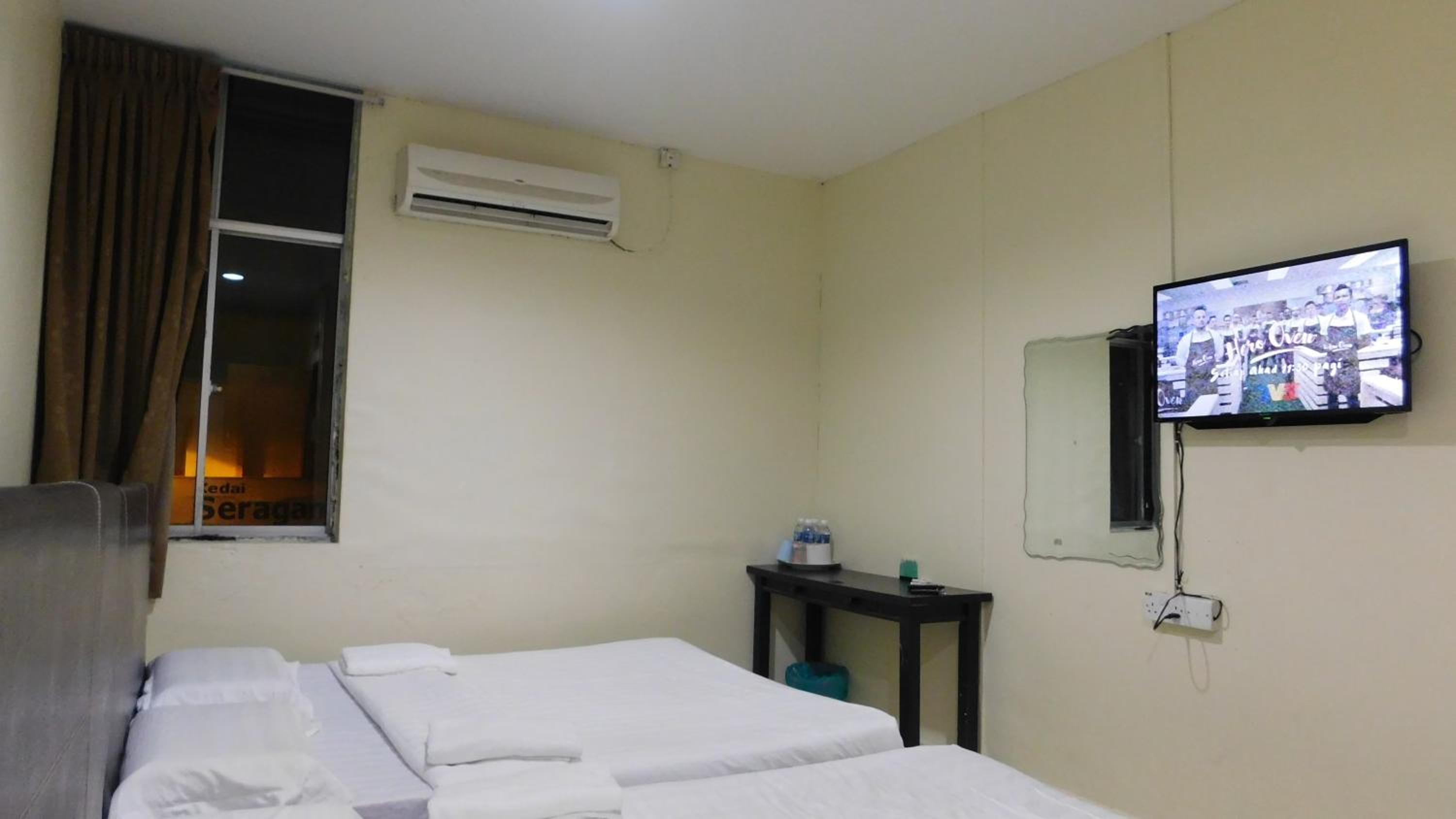 Queen Room with Two Queen Beds - Photo 11