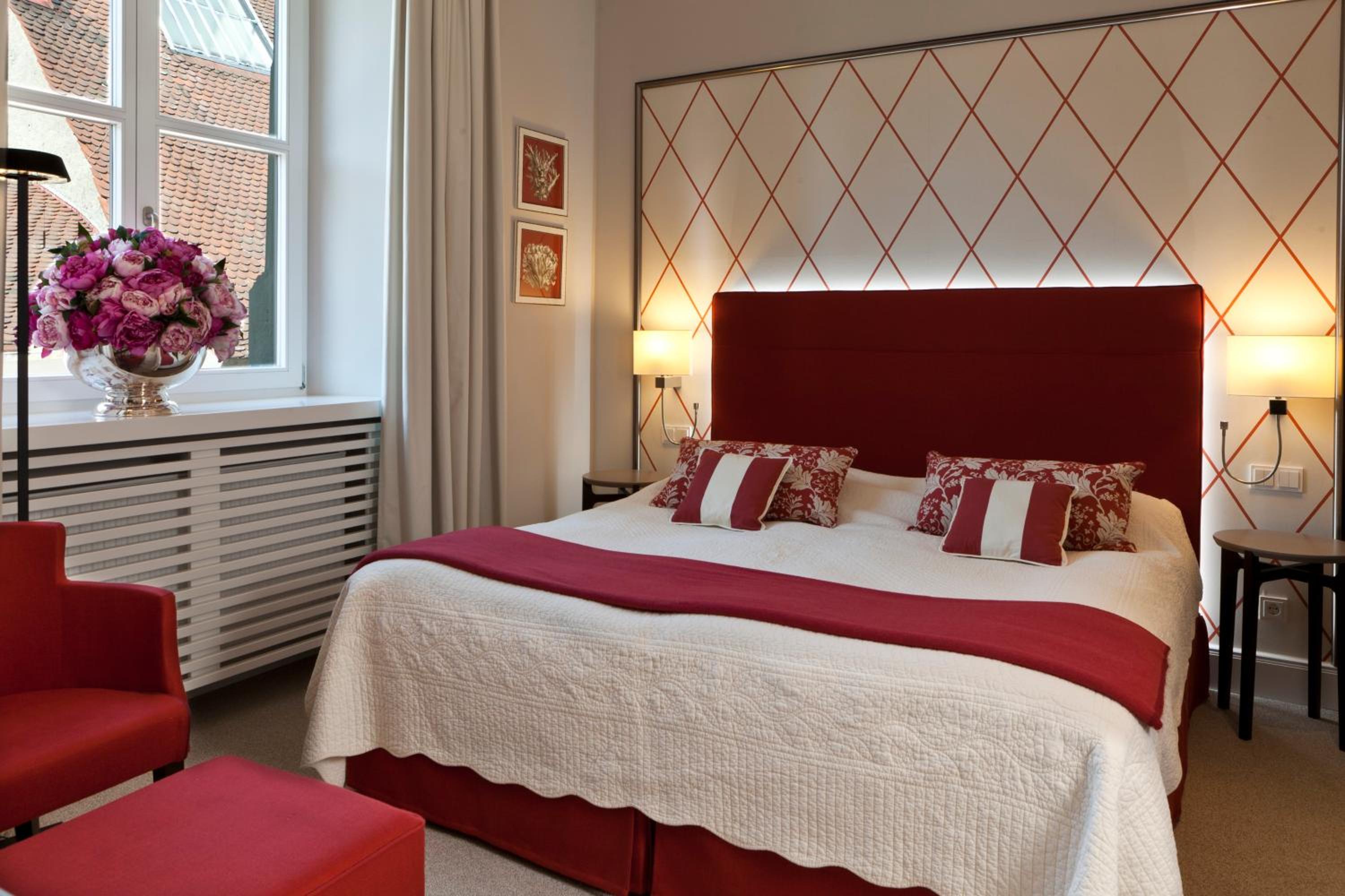 Deluxe Double Room with Shower - Photo 8