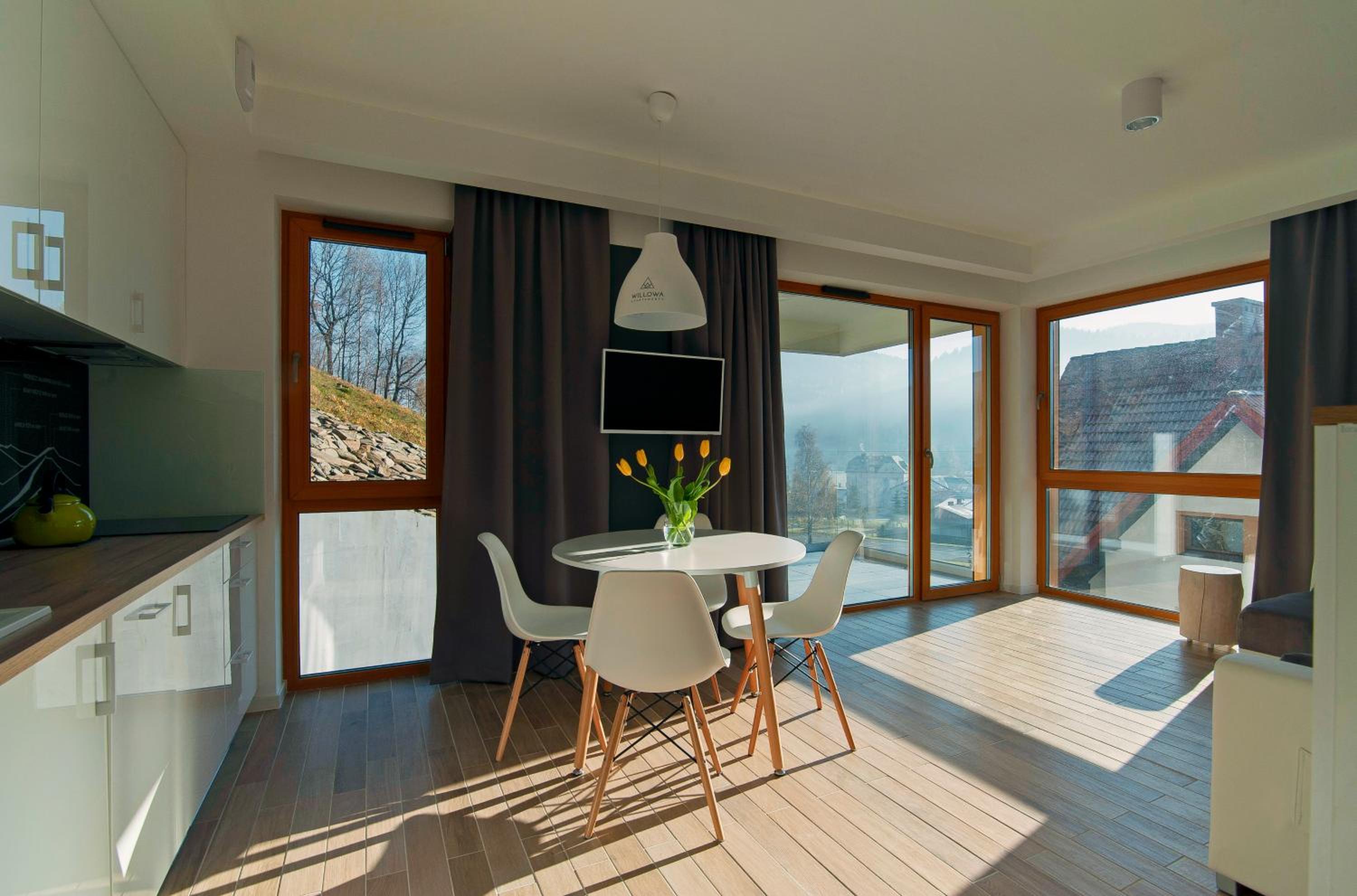 Apartment with Balcony - Photo 3
