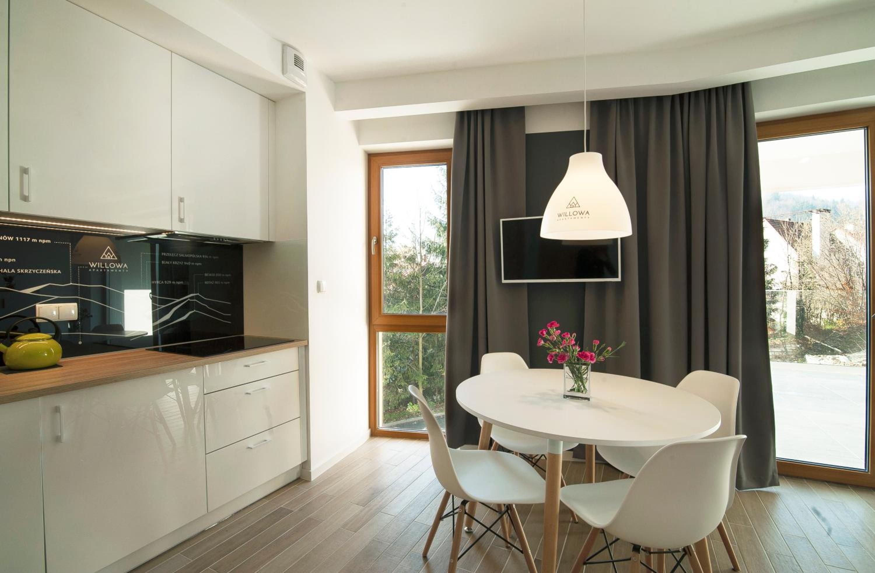 Apartment with Balcony - Photo 2