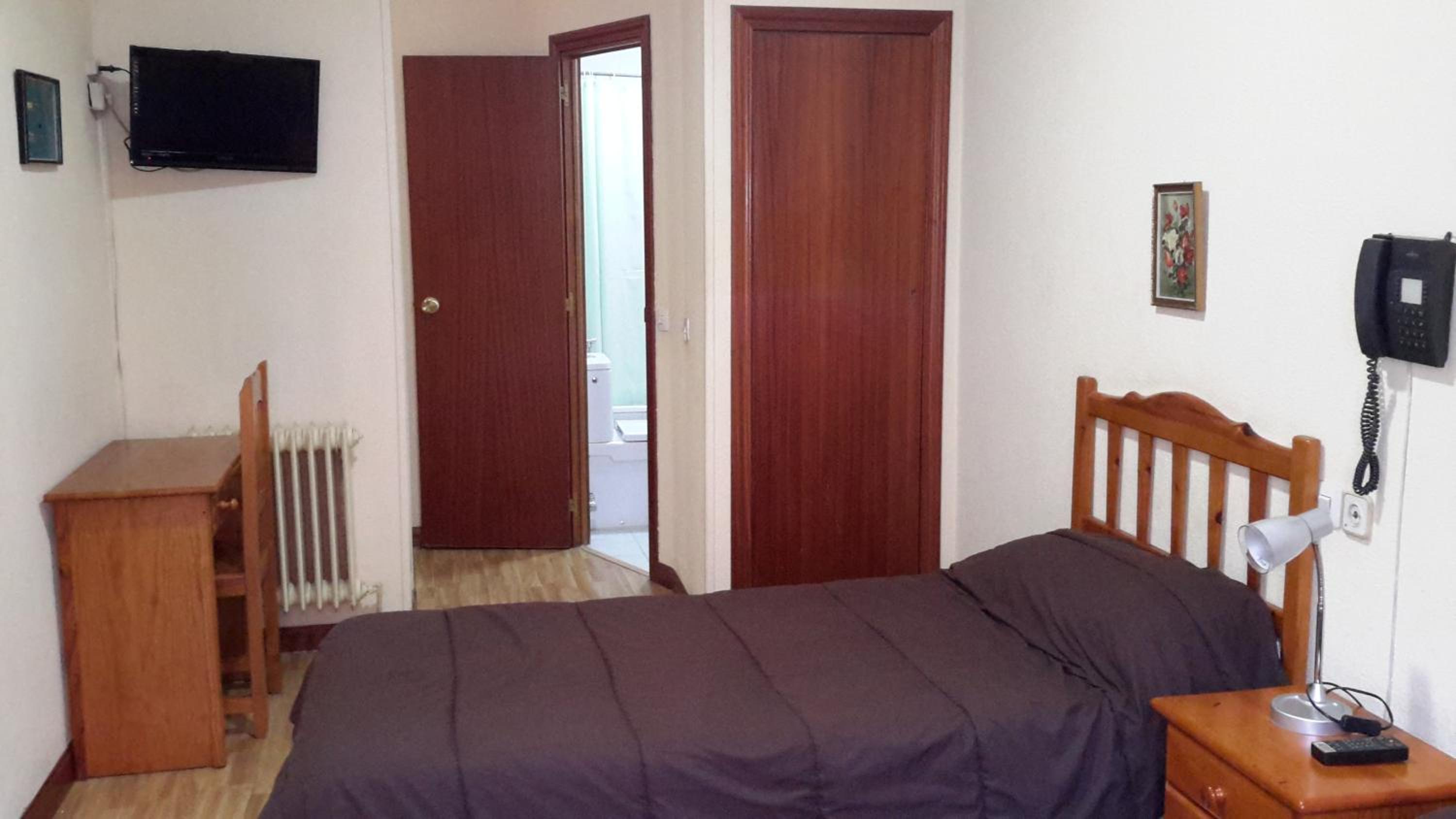 Double or Twin Room - Photo 6