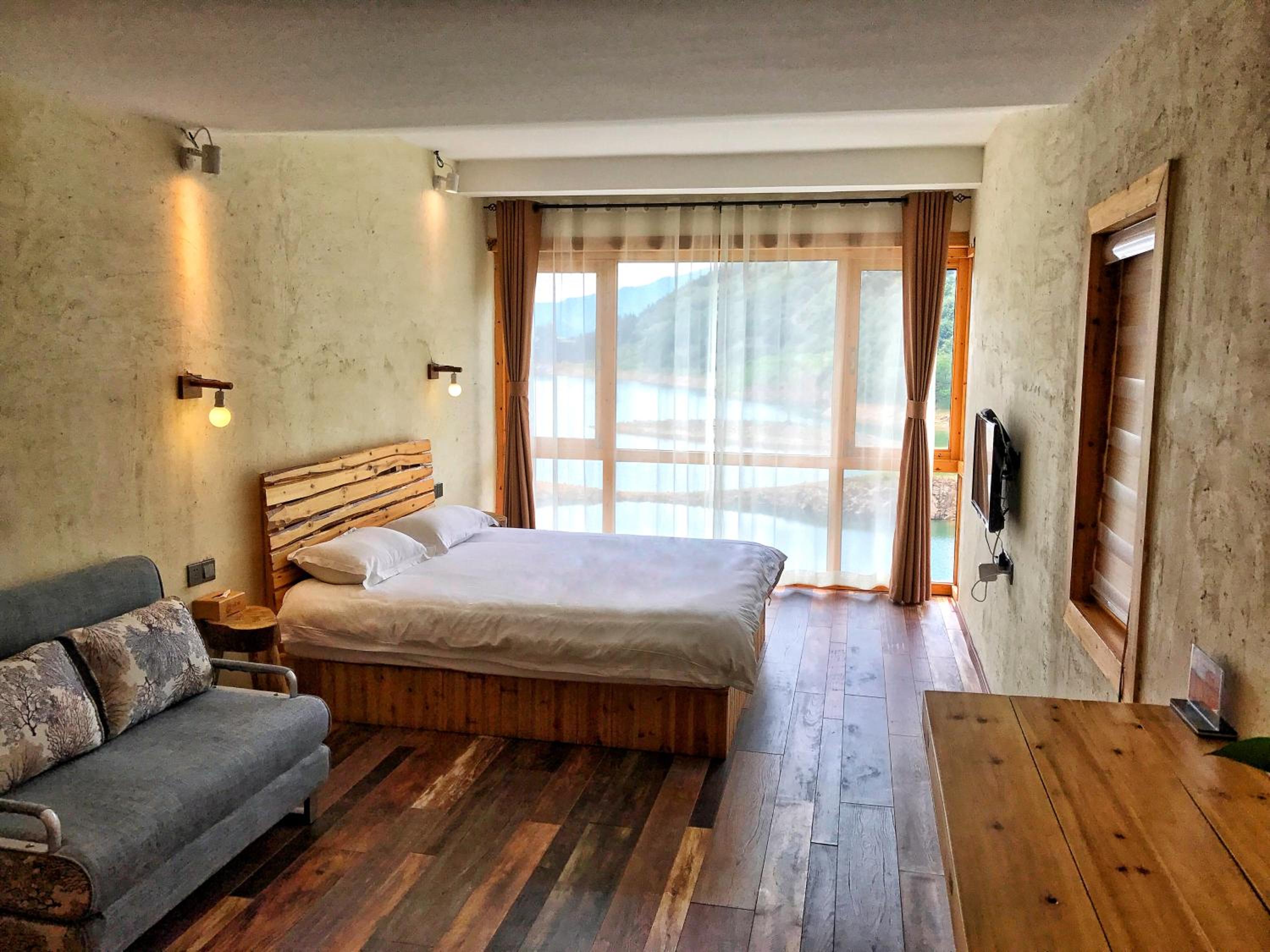 Lake-view Deluxe Family Room photo 1