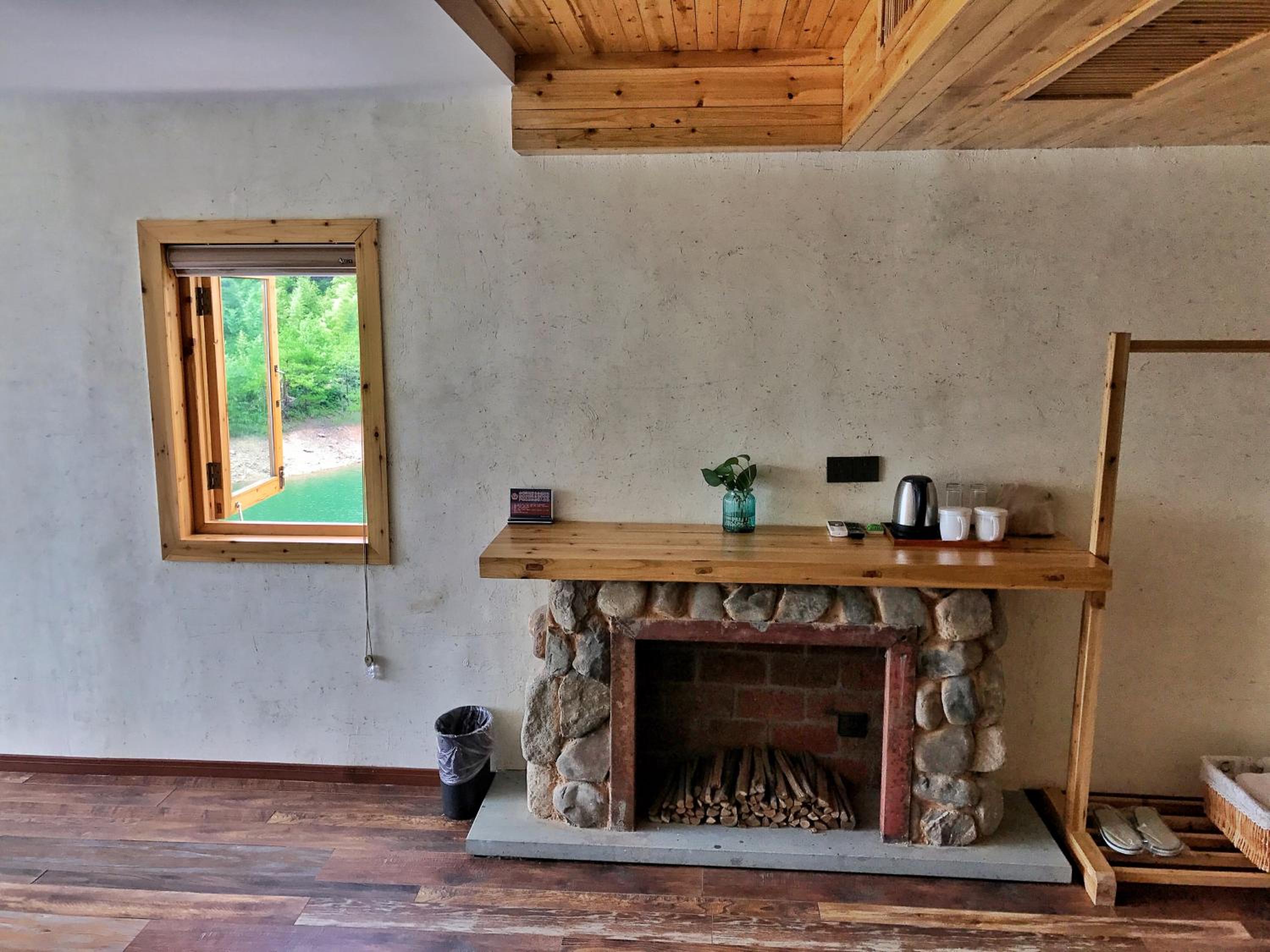 Lake-view Deluxe Family Room photo 3