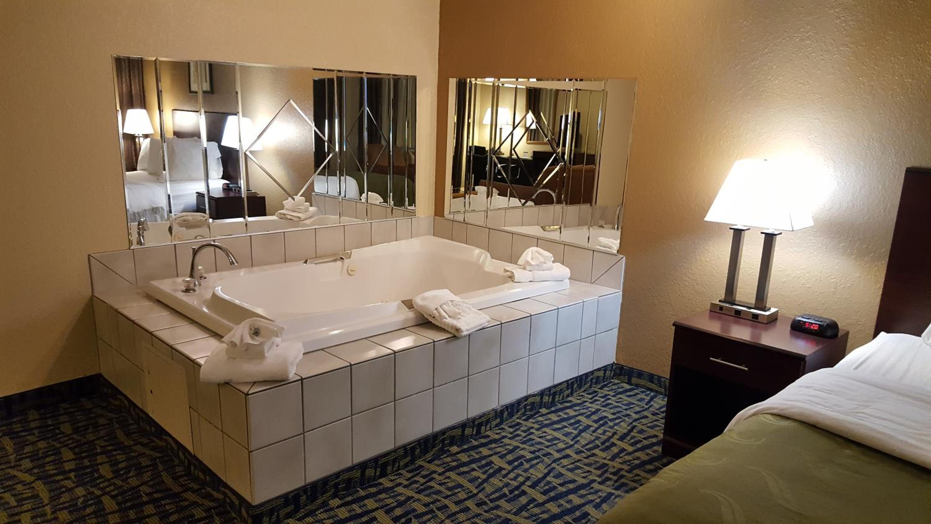 King Room - Non-Smoking - Photo 9
