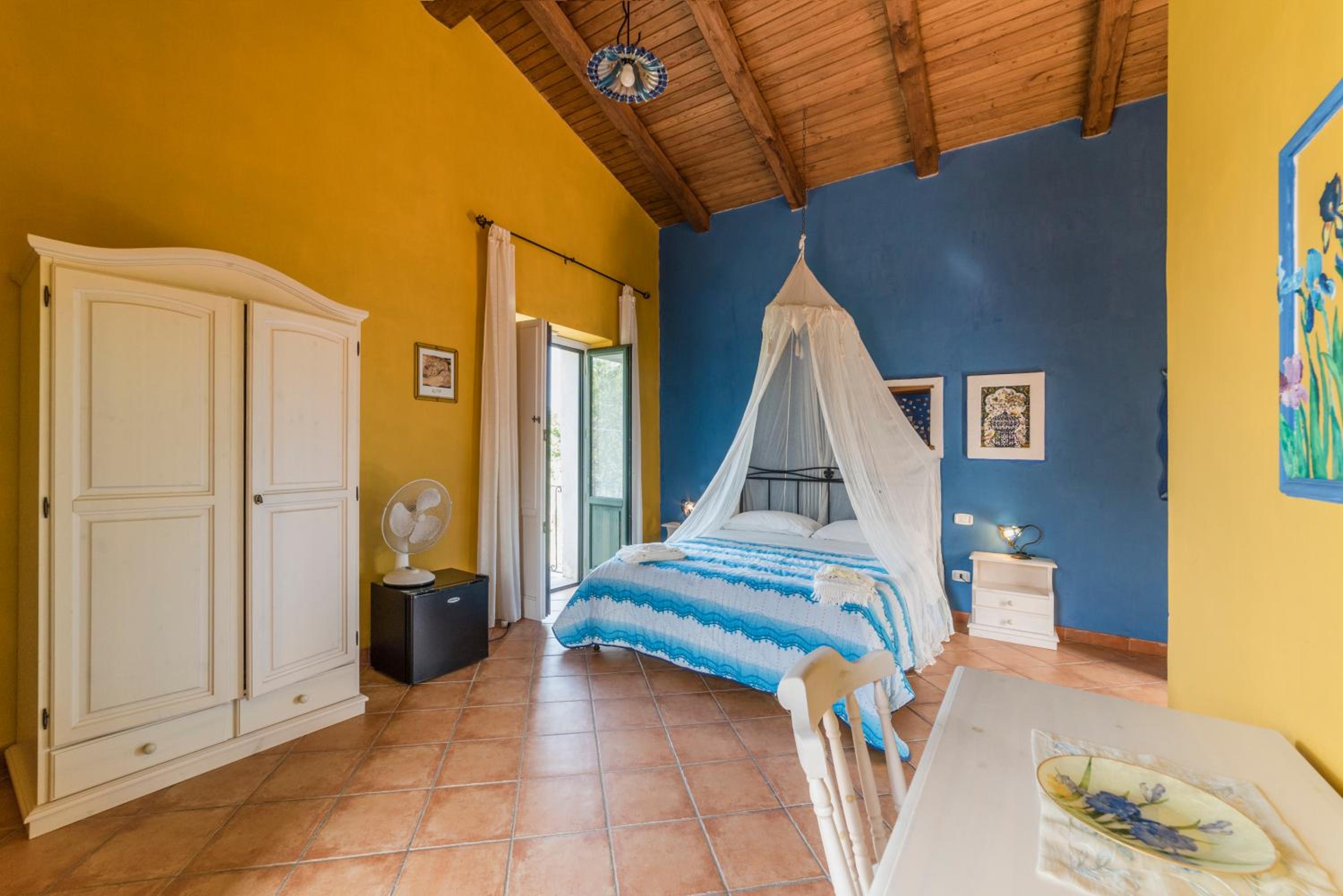 Large Double Room - Photo 1