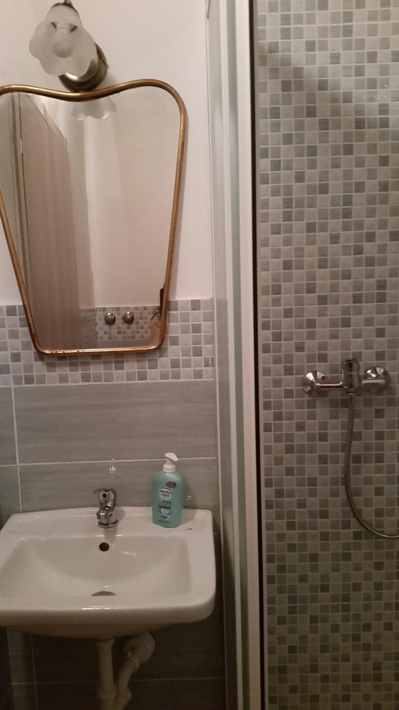 Double Room with Private Bathroom - Photo 4