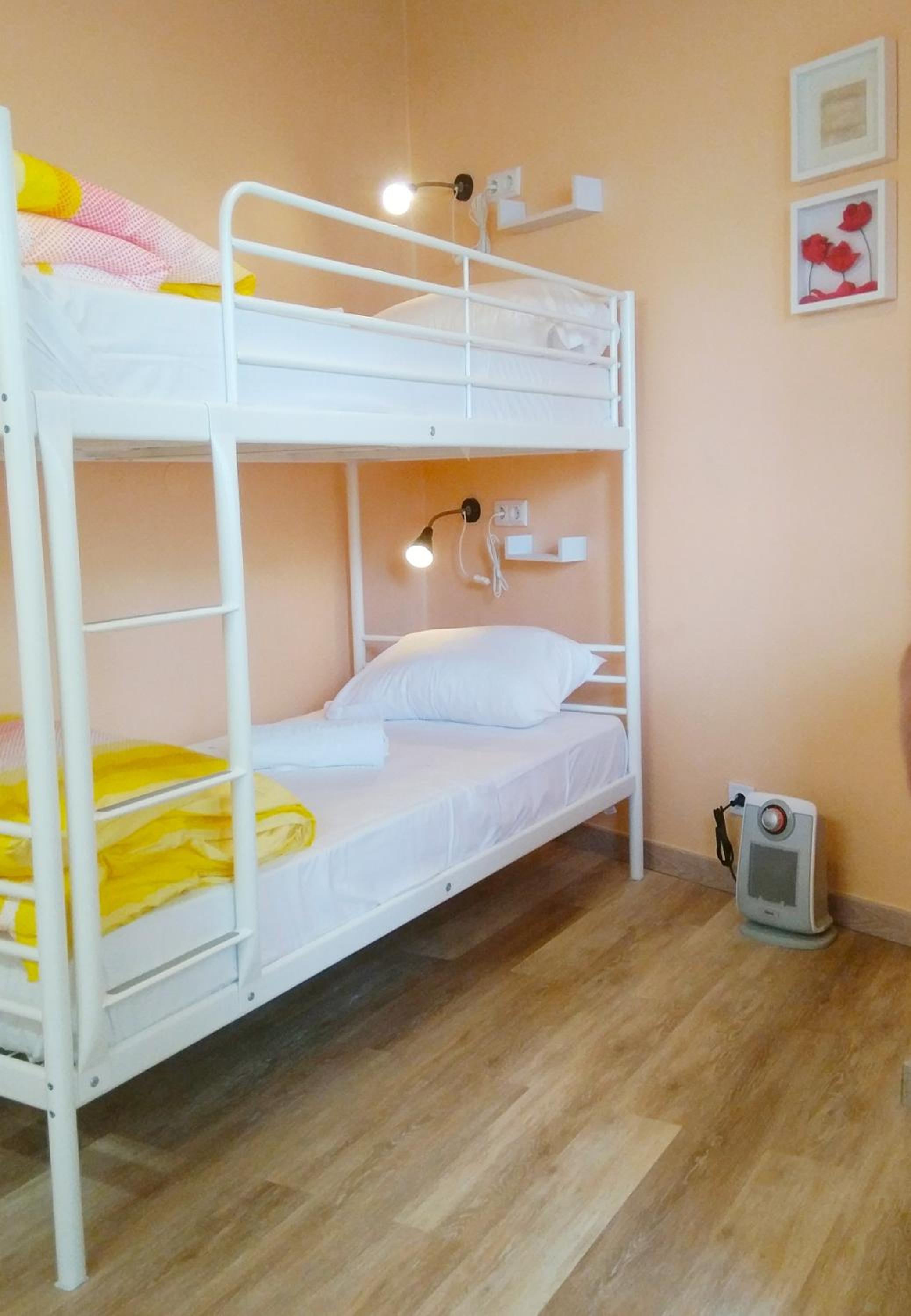 Twin Room with Private Bathroom photo 2