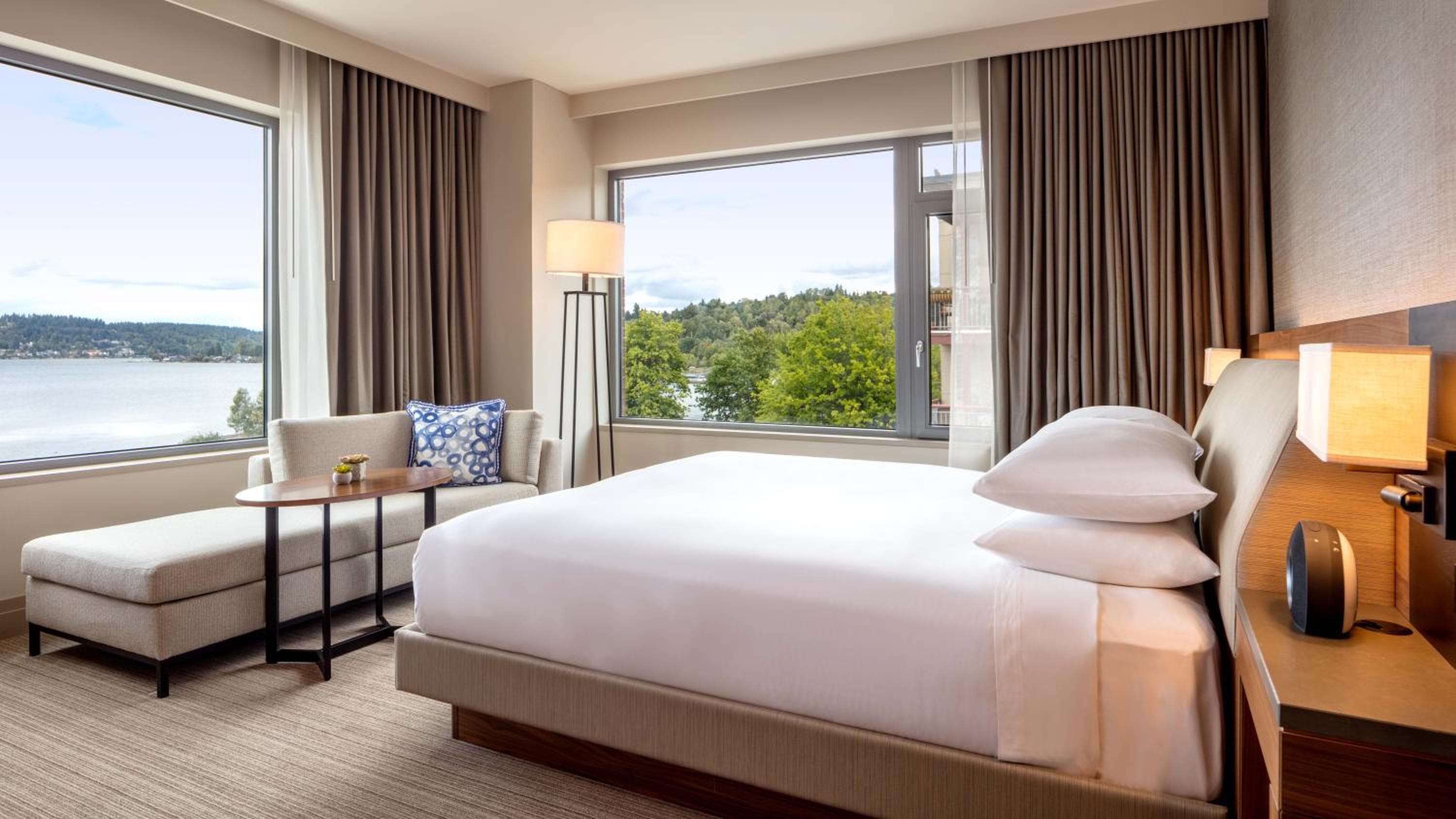 Corner King Room with Lake View