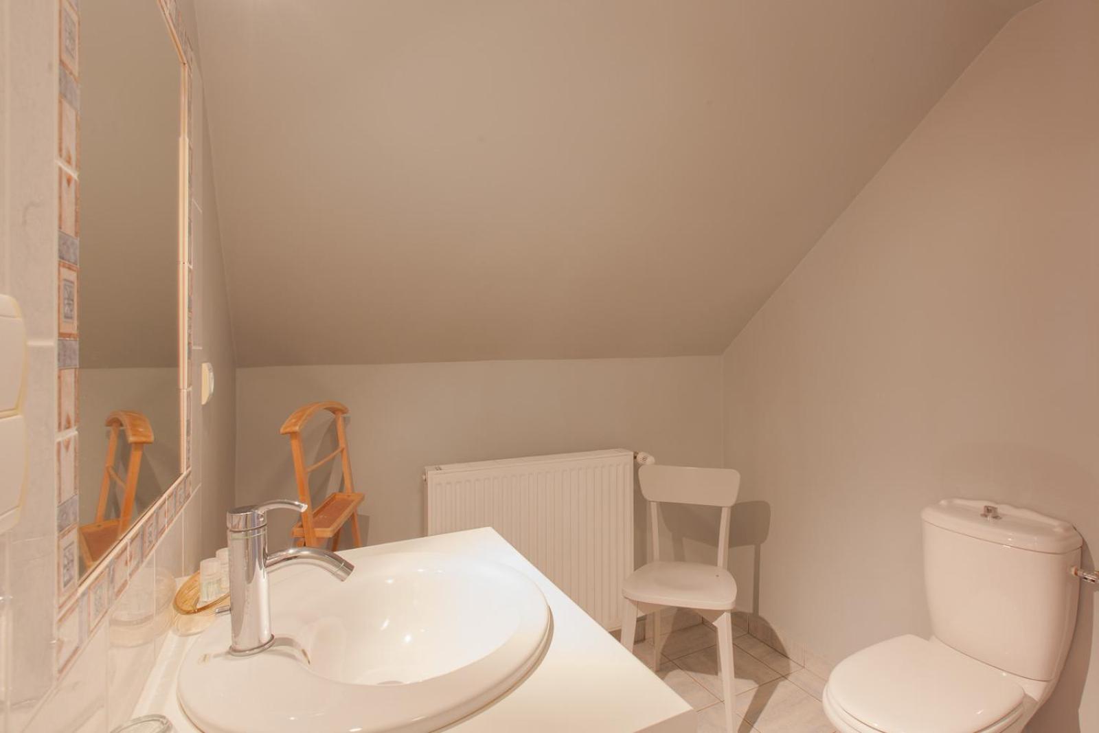 Deluxe Double Room with Shower - Photo 8