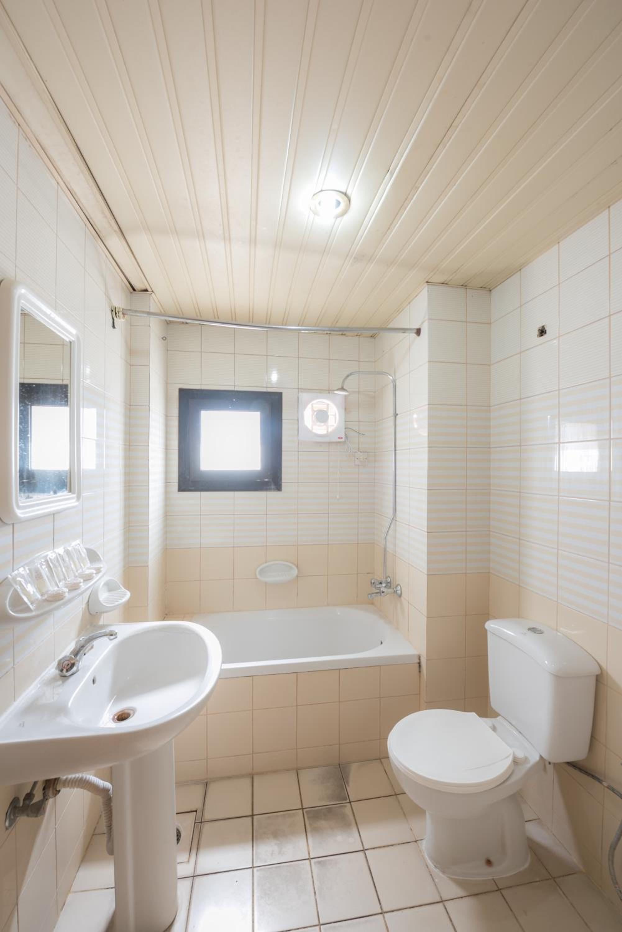 Basic Triple Room With Shared Bathroom photo 2