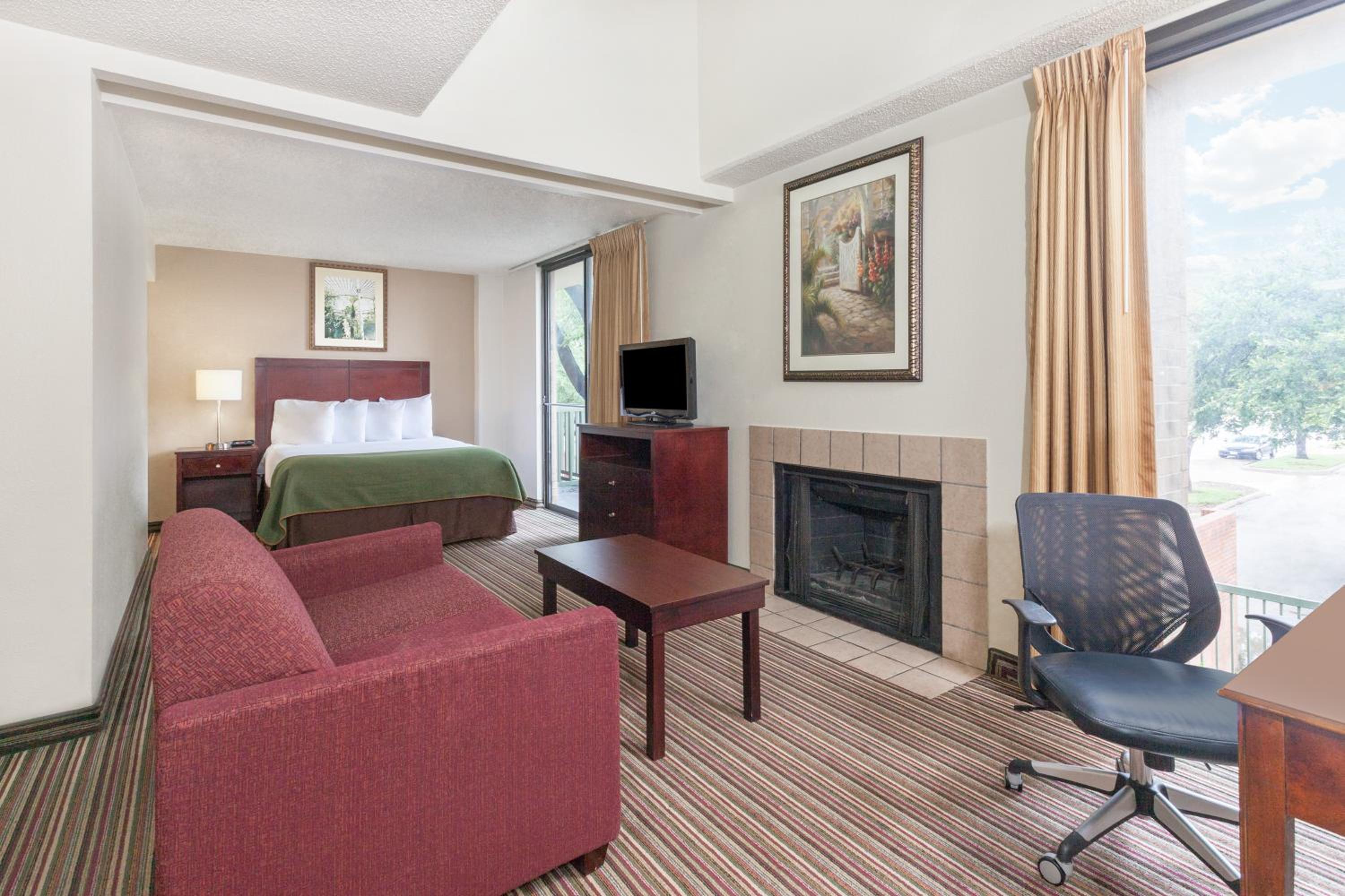 Queen Studio Suite with Roll-In Shower - Mobility Accessible/Non-Smoking photo 3