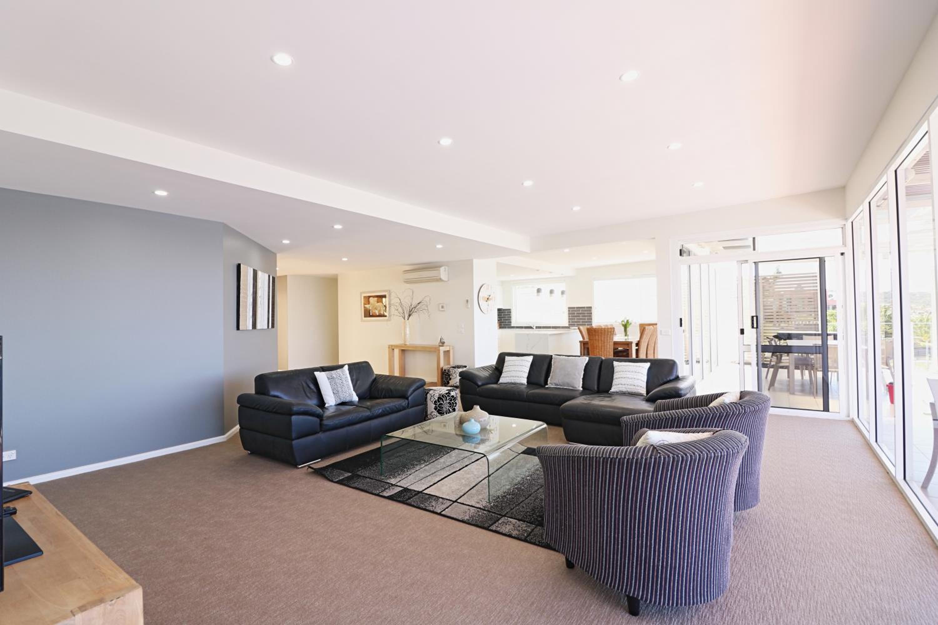 Six-Bedroom House photo 1