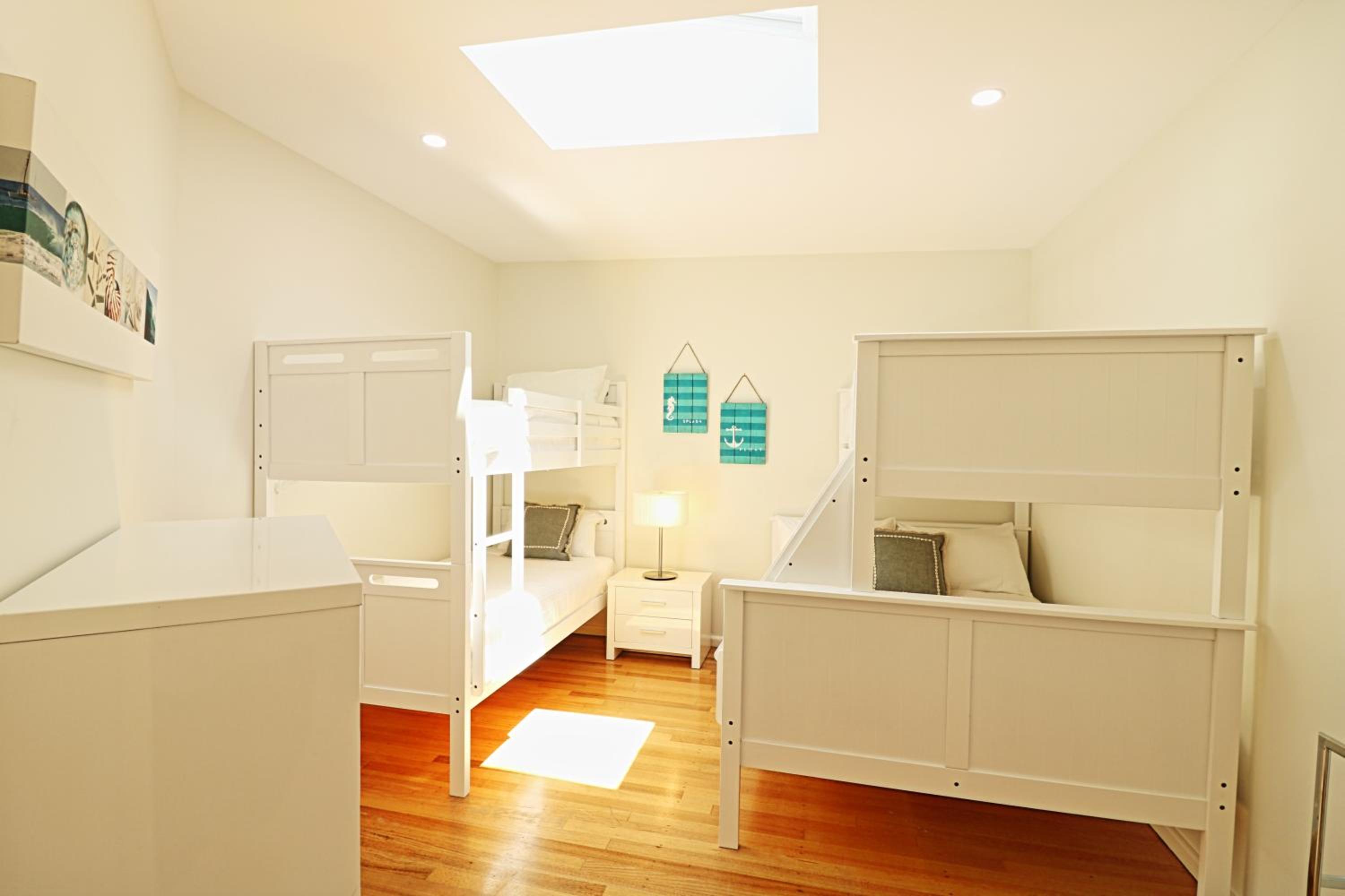 Six-Bedroom House photo 3