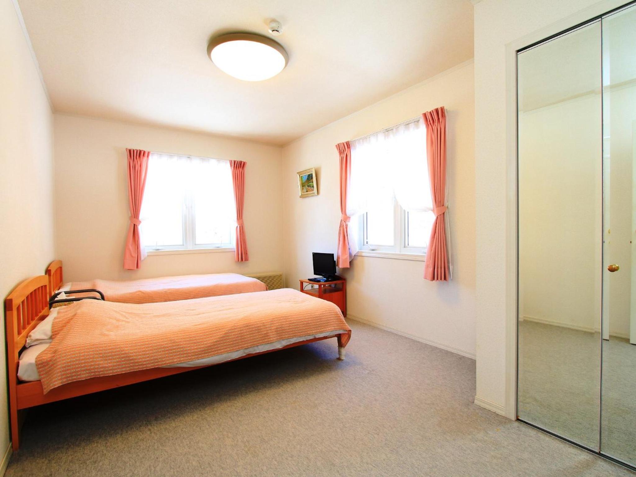Standard Twin Room - Photo 7