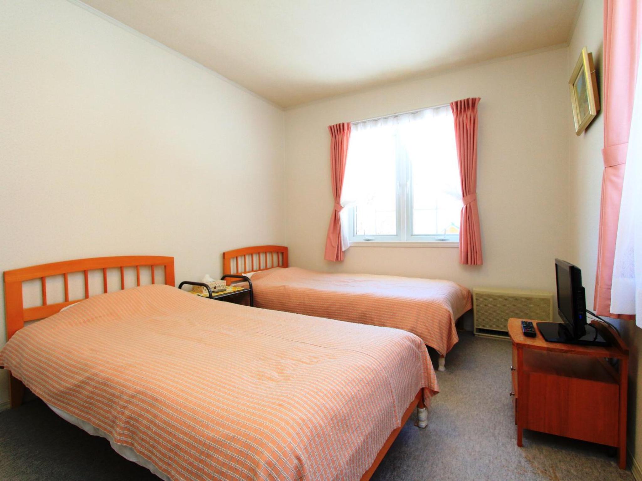Standard Twin Room - Photo 5
