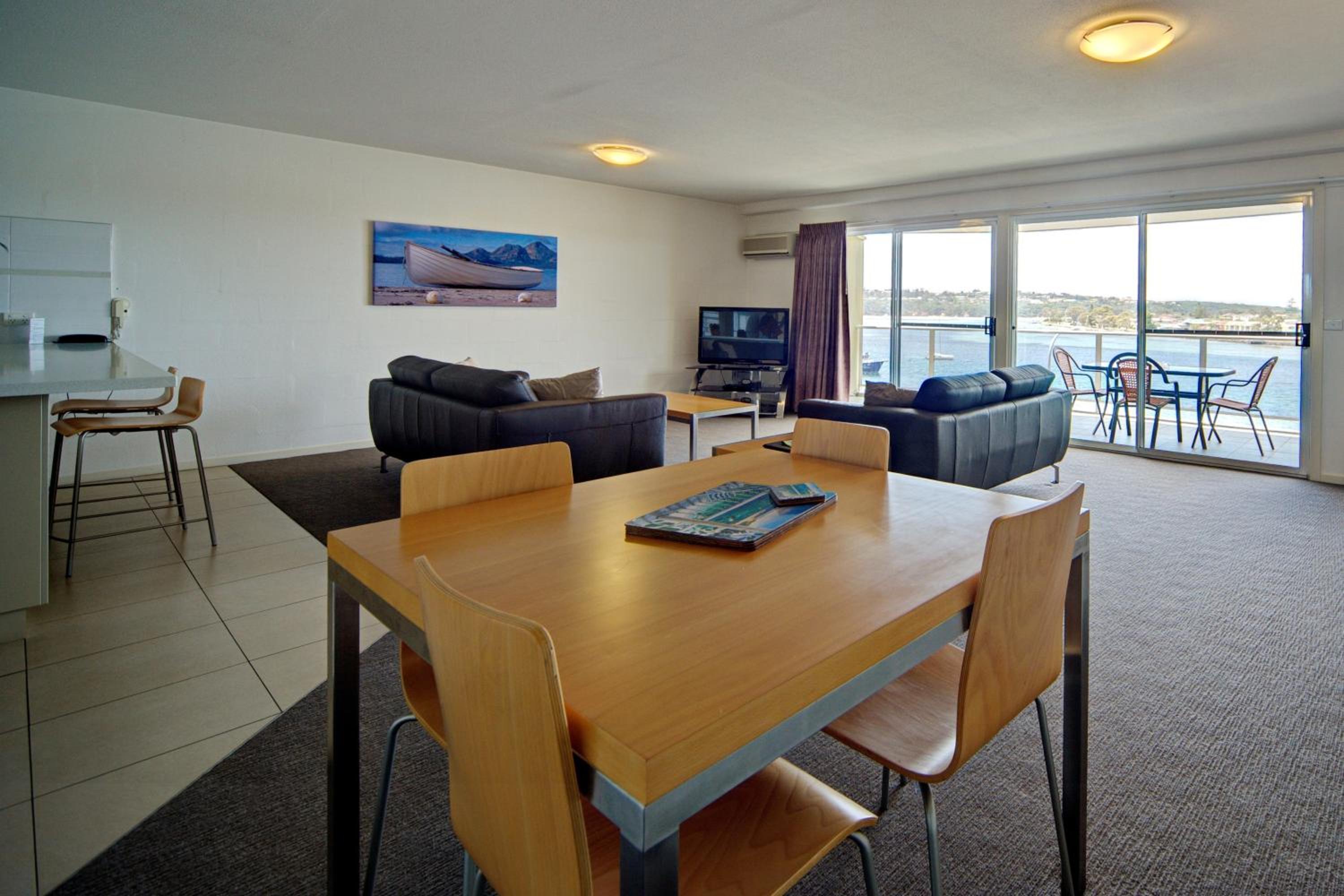One-Bedroom Apartment Lake View - 2 Night min. photo 1