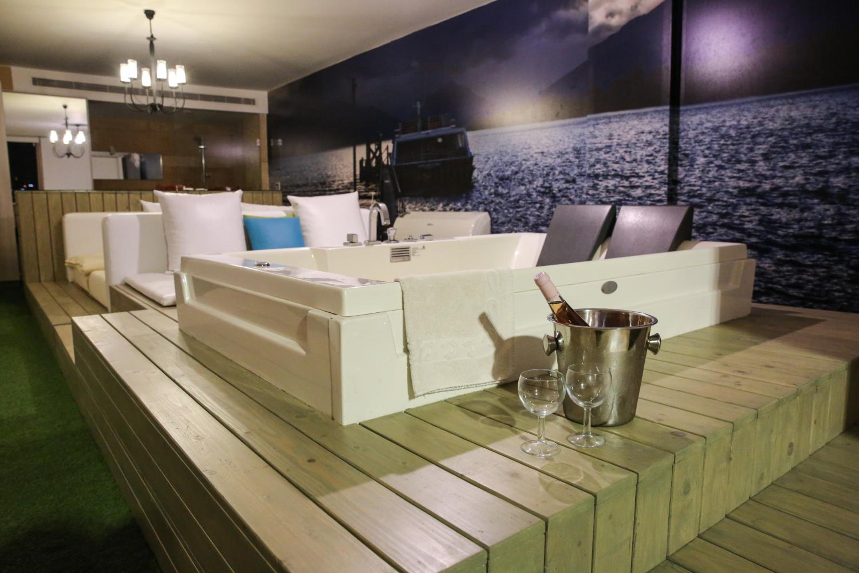 Yacht Bungalow Pool Front with Spa Tub