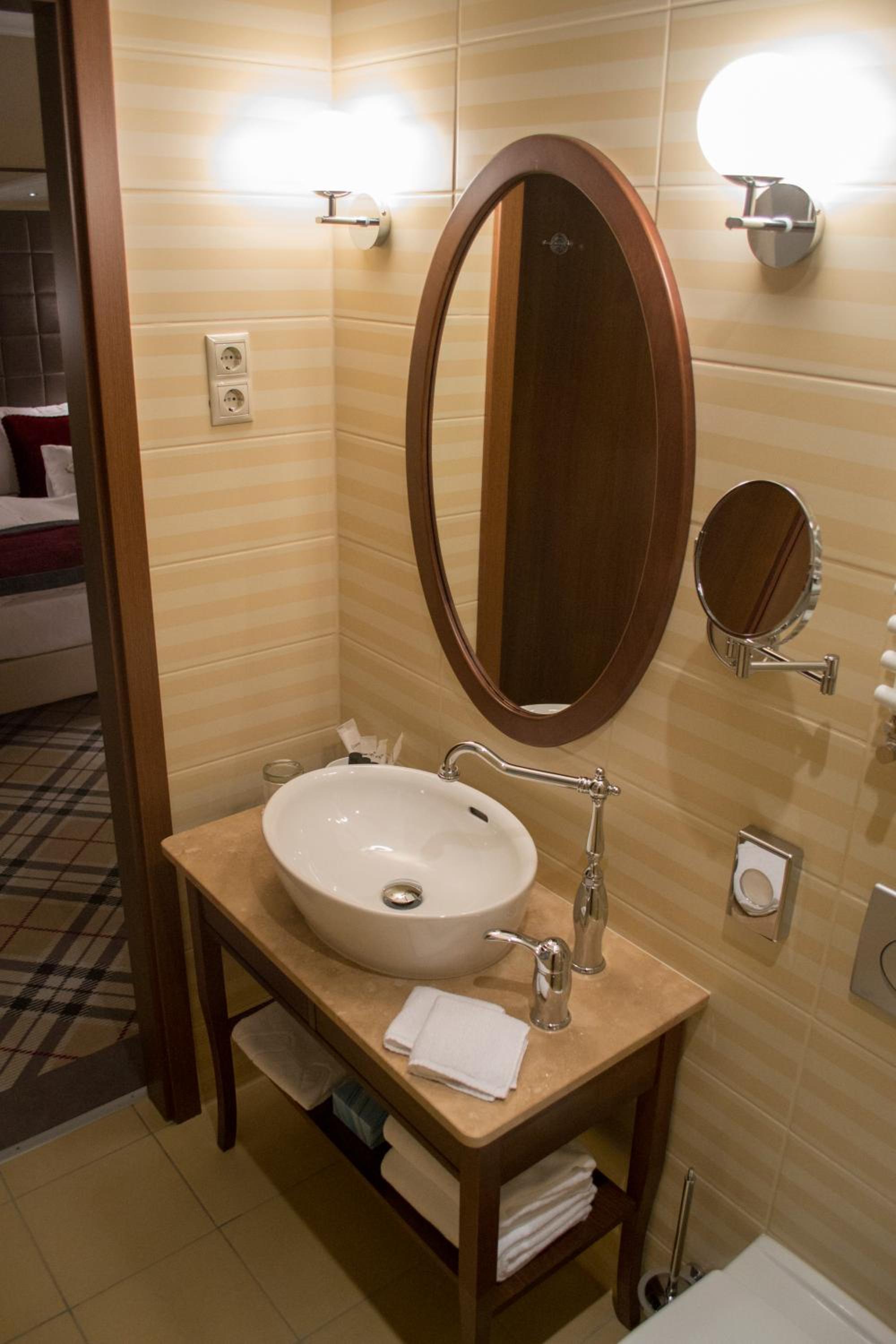 Superior Double Room with City View - Photo 11
