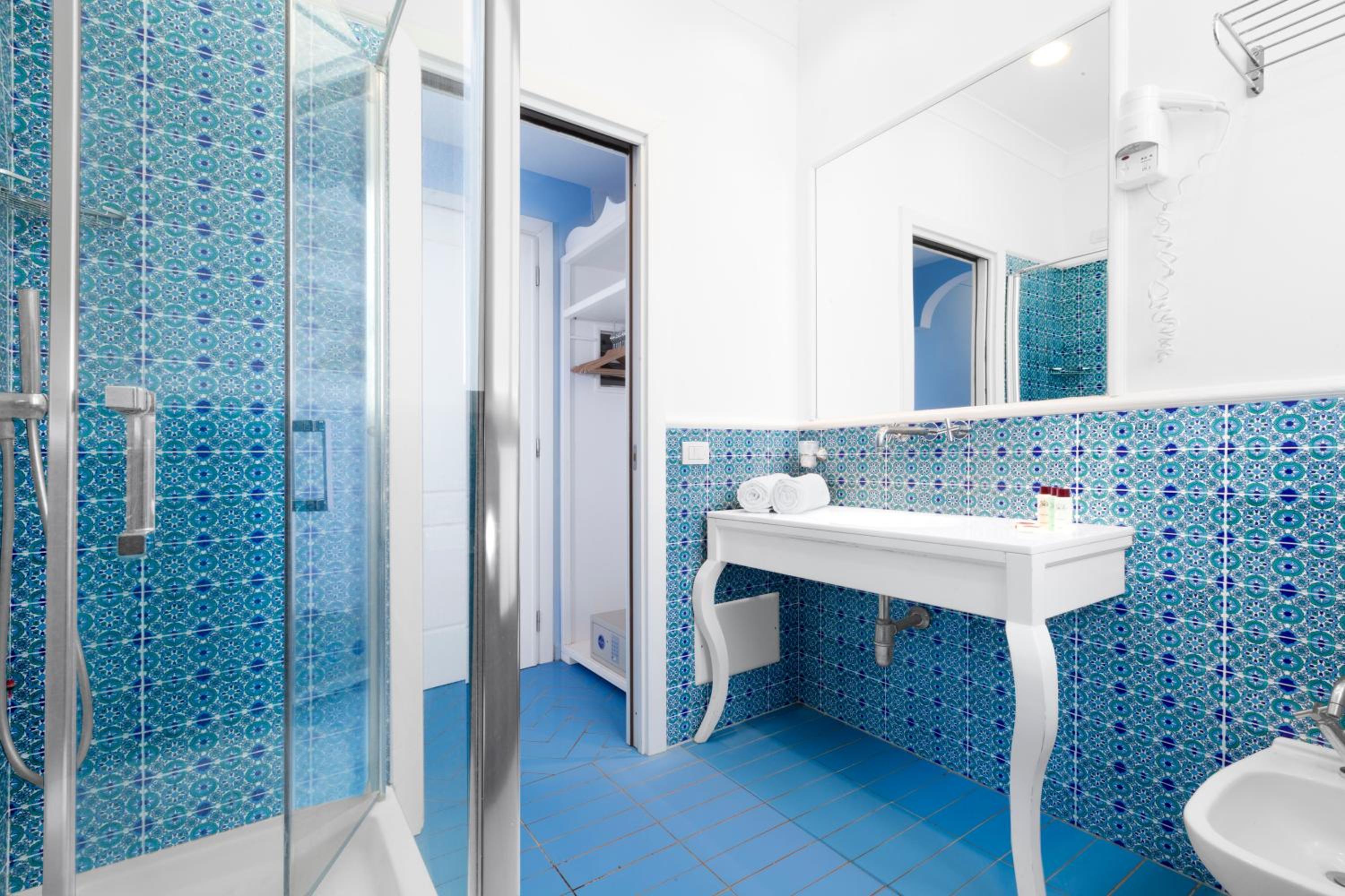 Standard Double or Twin Room photo 3