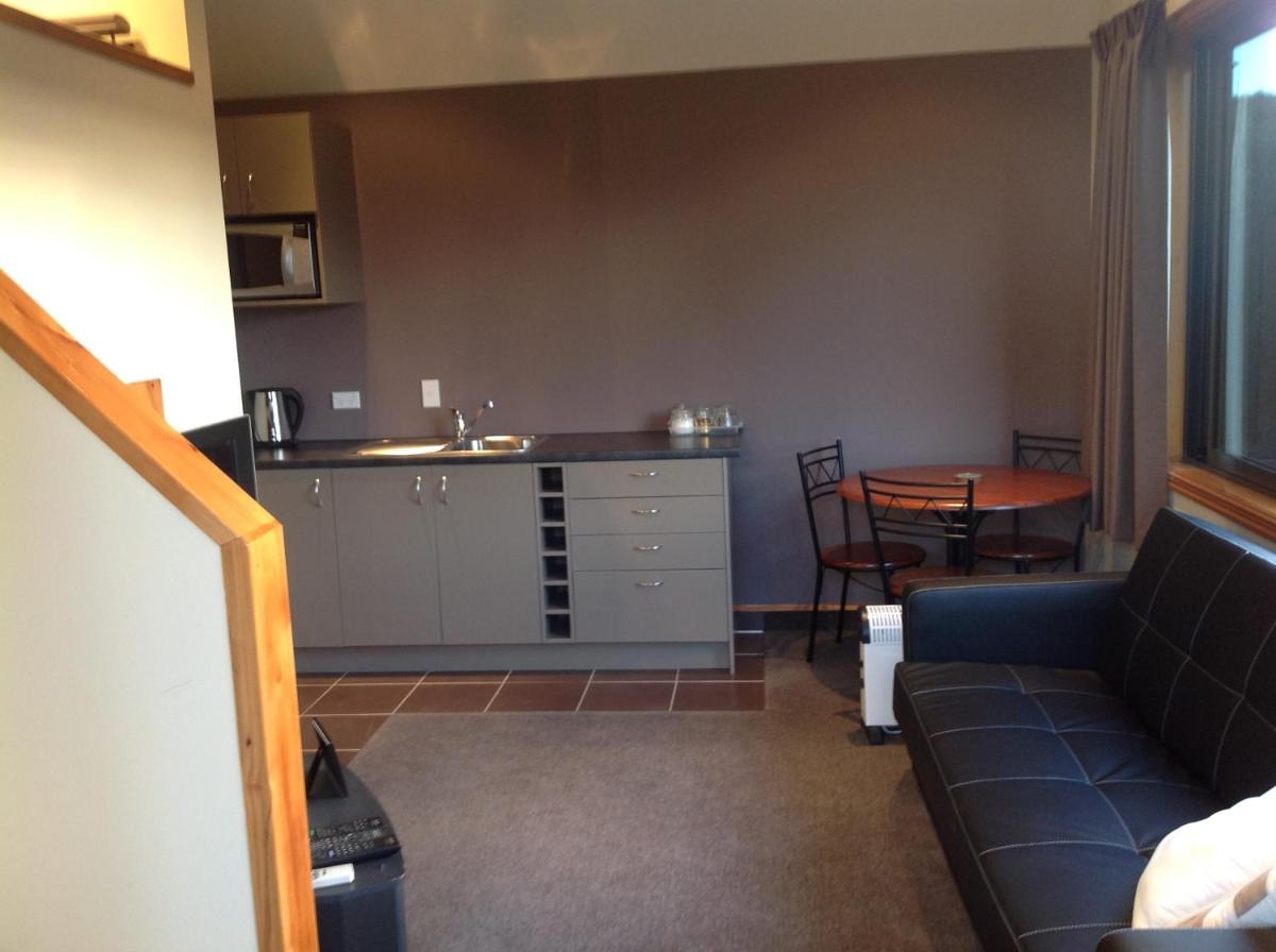 Apartment with Balcony - Photo 4