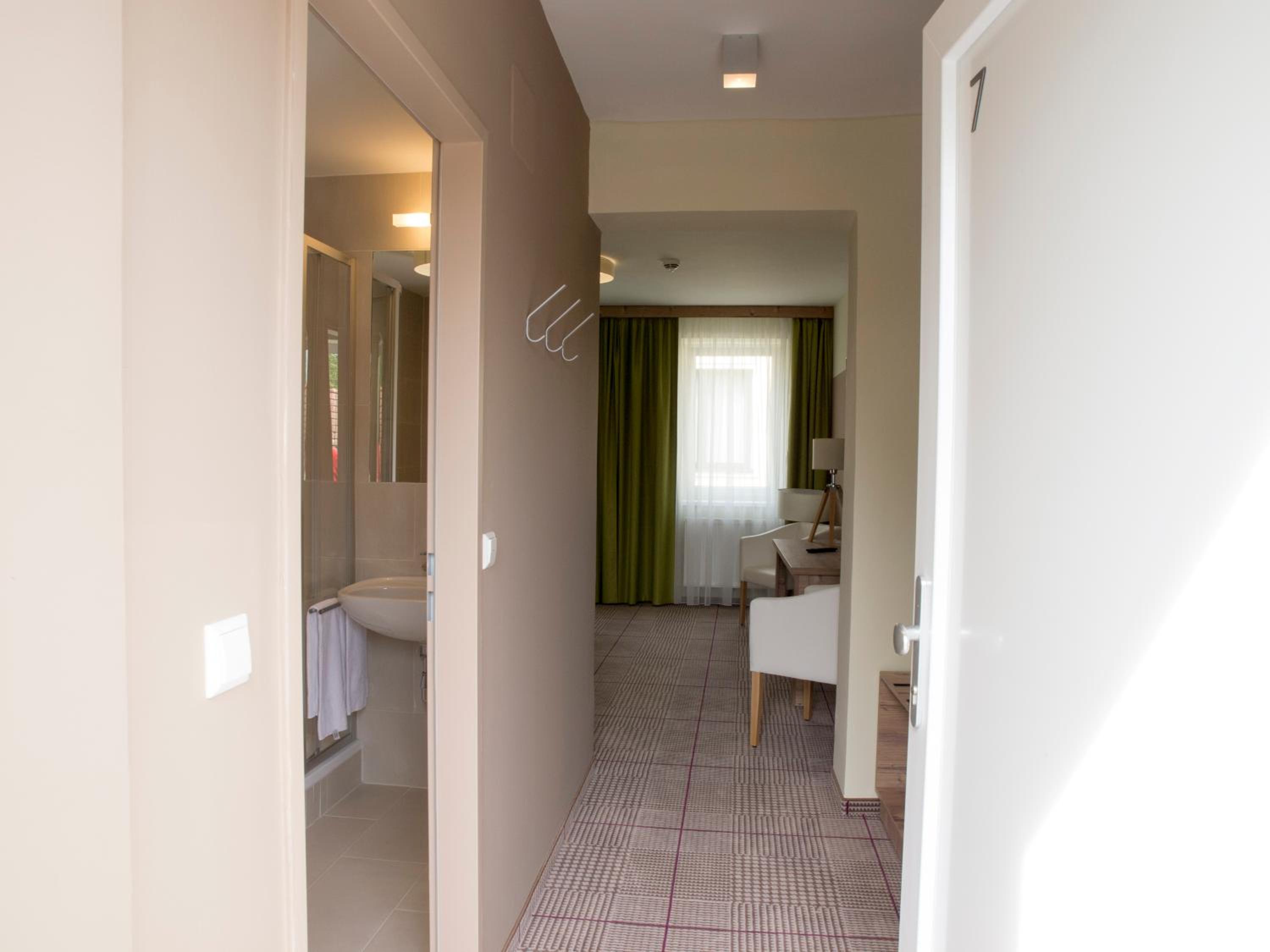 King Room with Roll-In Shower - Disability Access photo 1