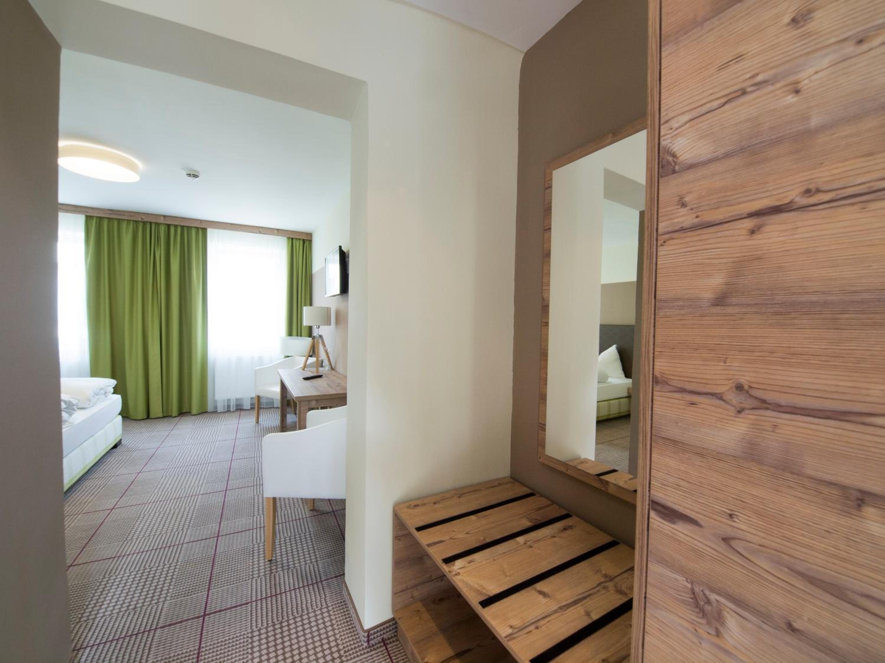 King Room with Roll-In Shower - Disability Access photo 2