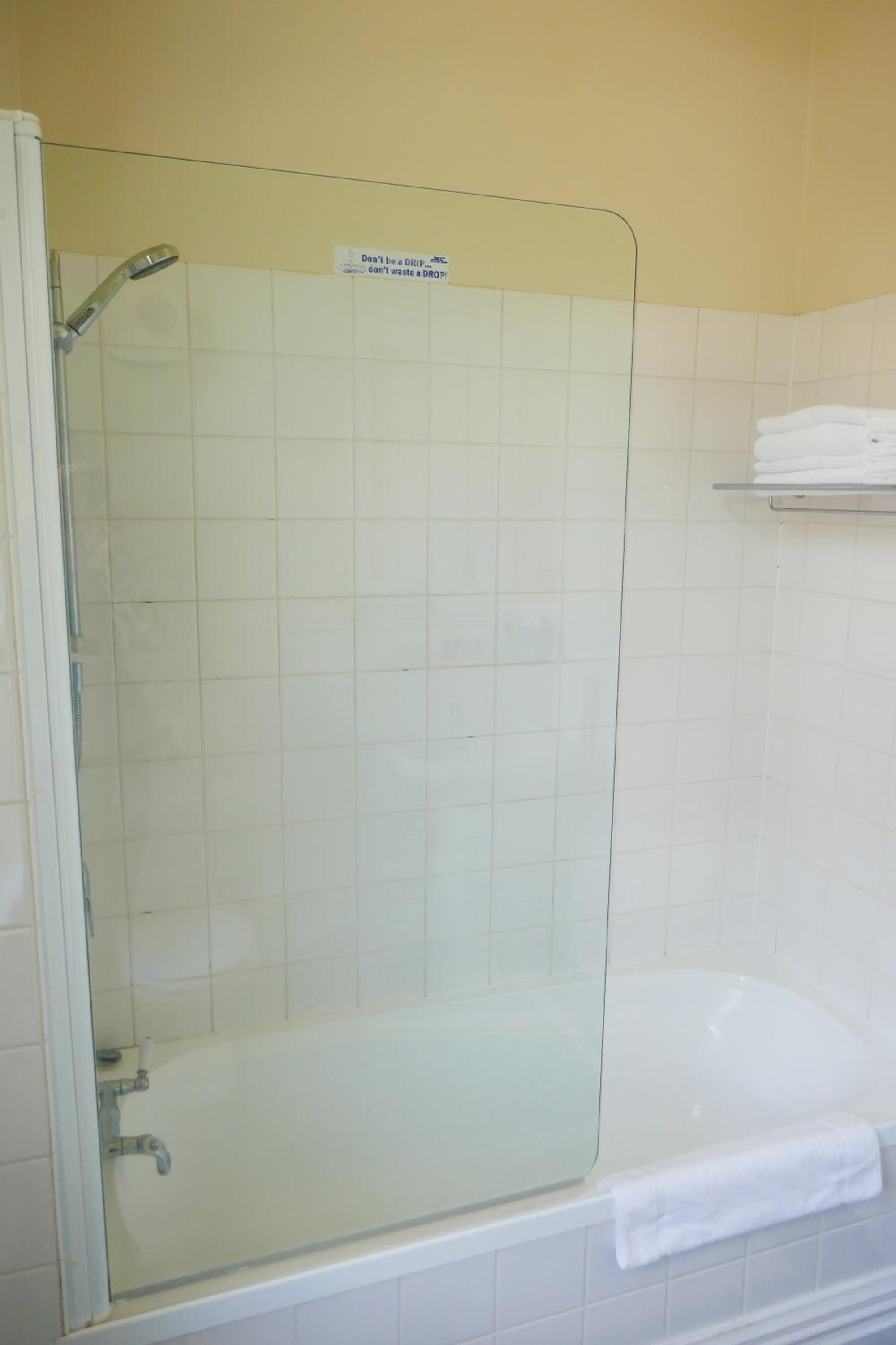 Studio Queen Room (Queen Bed) thumbnail 6