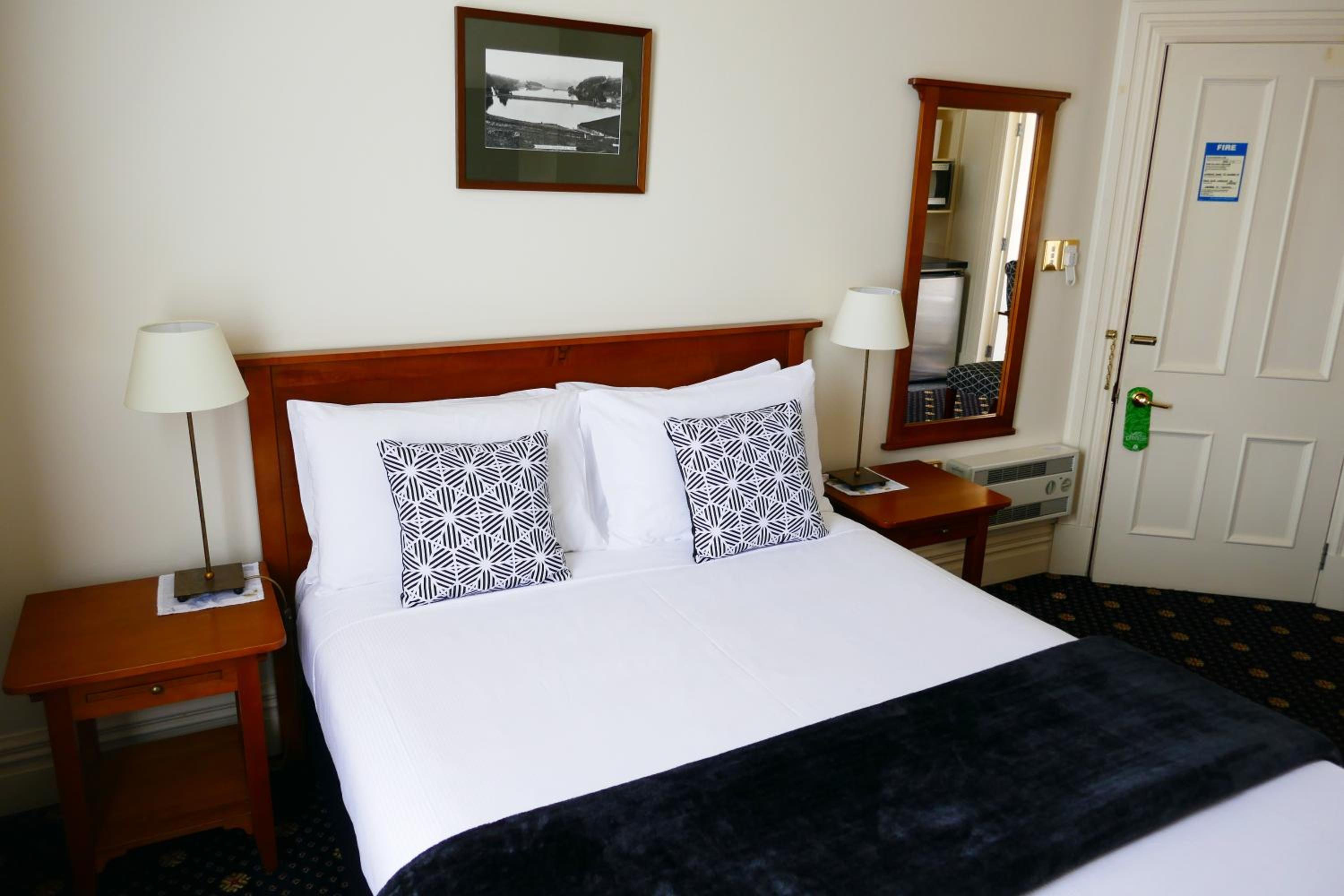Studio Queen Room (Queen Bed) thumbnail 5