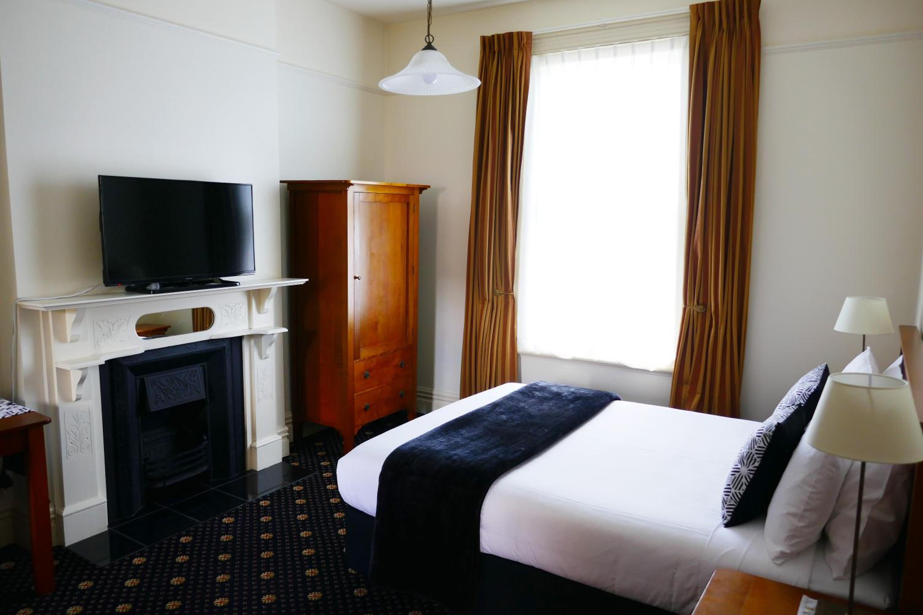 Studio Queen Room (Queen Bed)