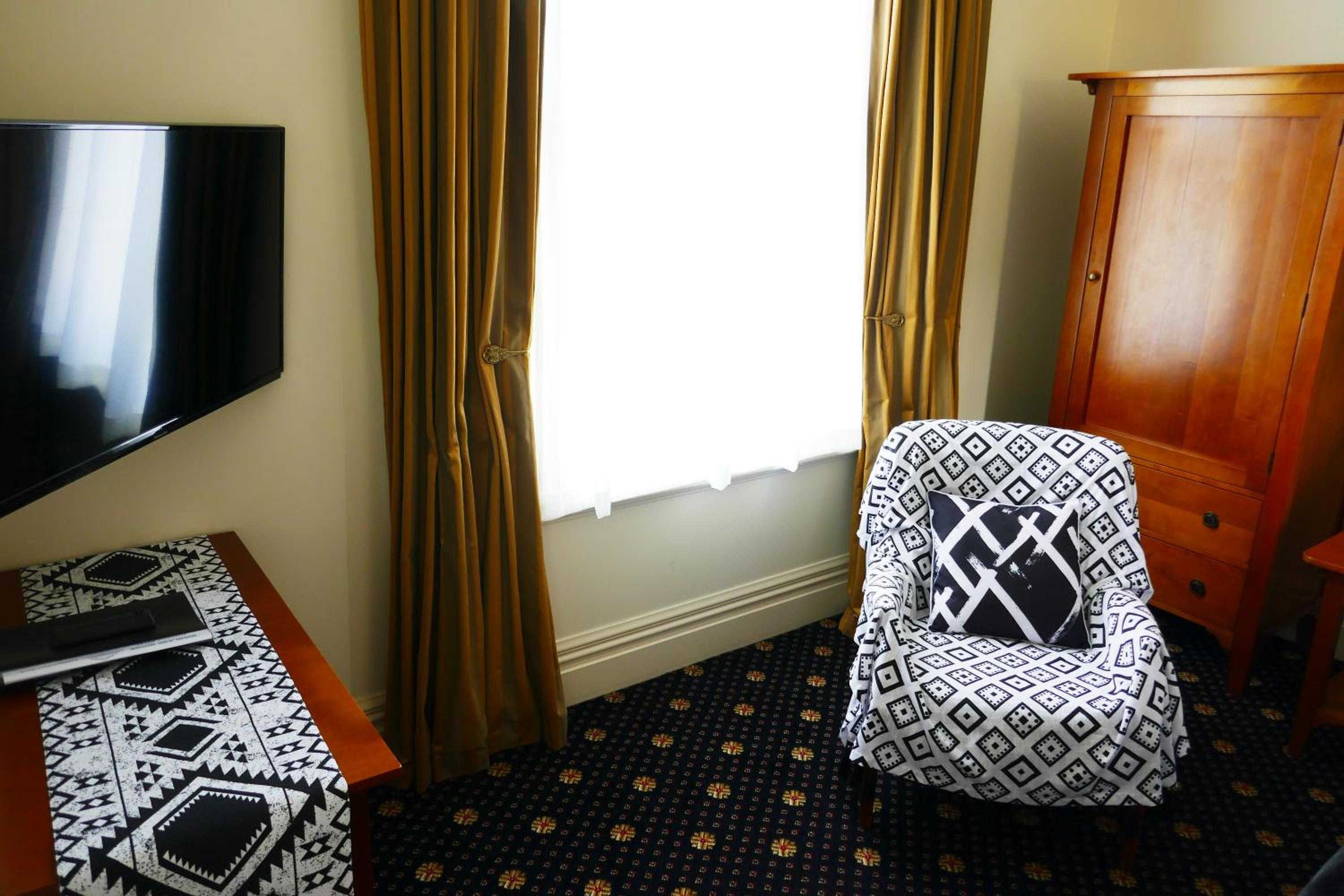 Studio suite with separate single bedroom