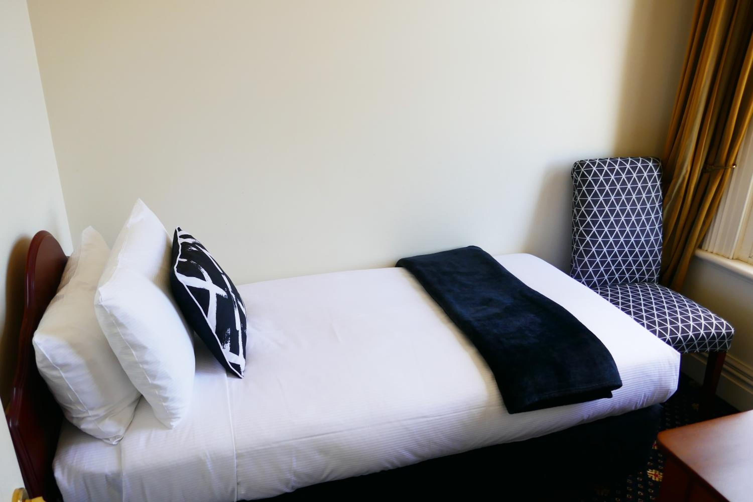 Studio suite with separate single bedroom thumbnail 5